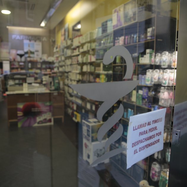 Els farmacèutics alerten que dimarts encara no tindran les mascaretes del Govern