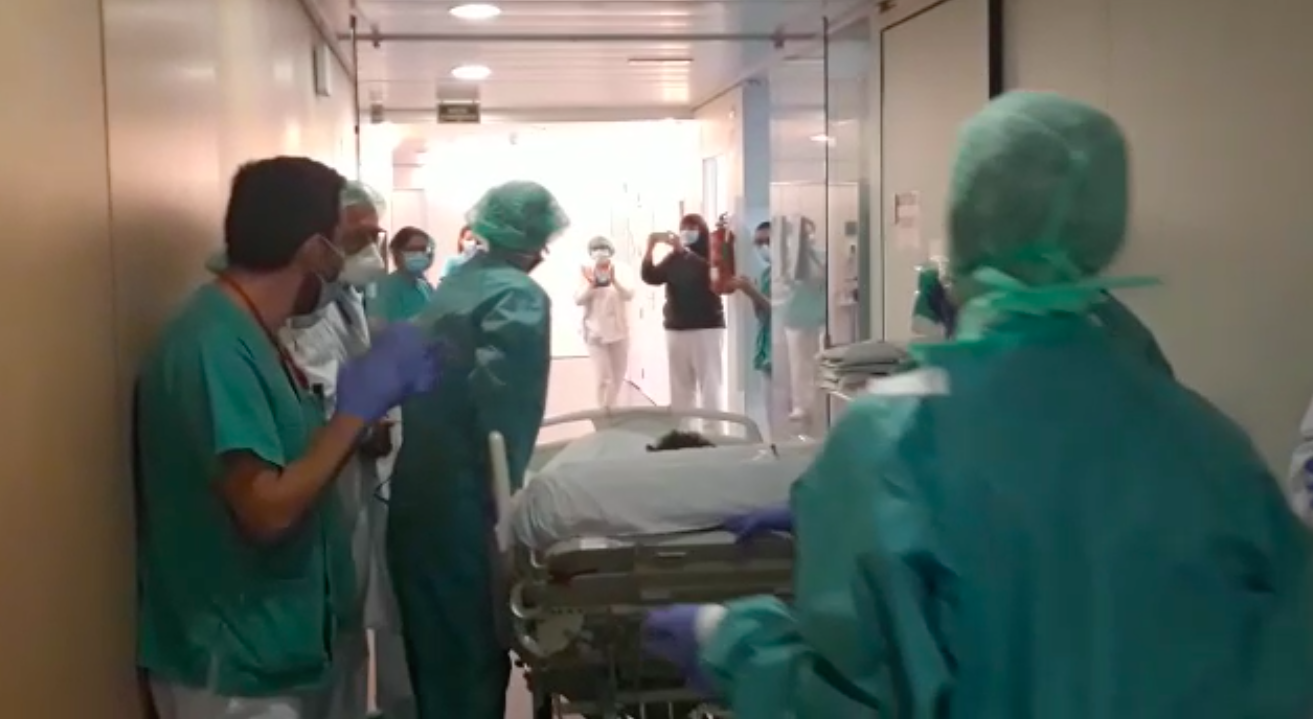 Vídeo | Así celebran la extubación de un paciente con coronavirus
