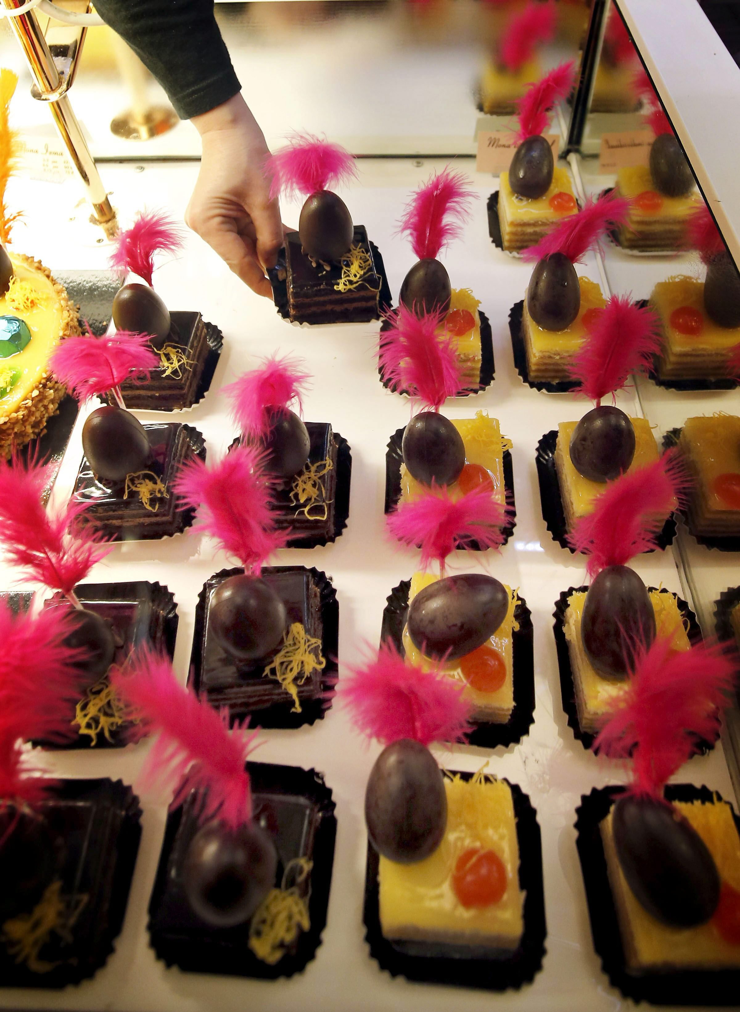 Pascua en cuarentena: los pasteleros sirven monas a domicilio por el coronavirus