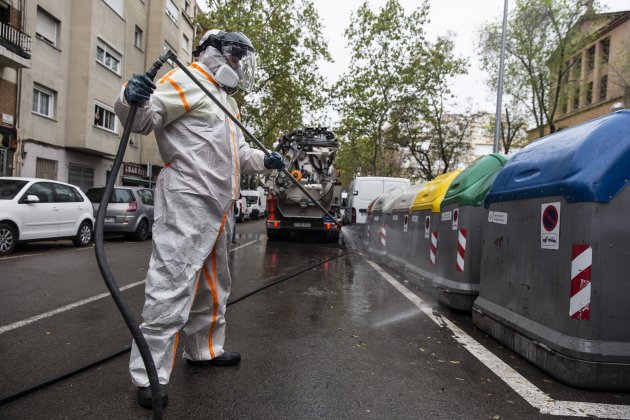 Coronavirus desinfecció contenidors brossa mascareta sanejament escombraries - Sergi Alcazar