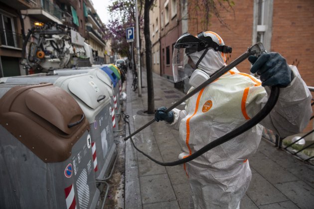 Coronavirus desinfecció contenidors brossa mascareta sanejament escombraries - Sergi Alcazar
