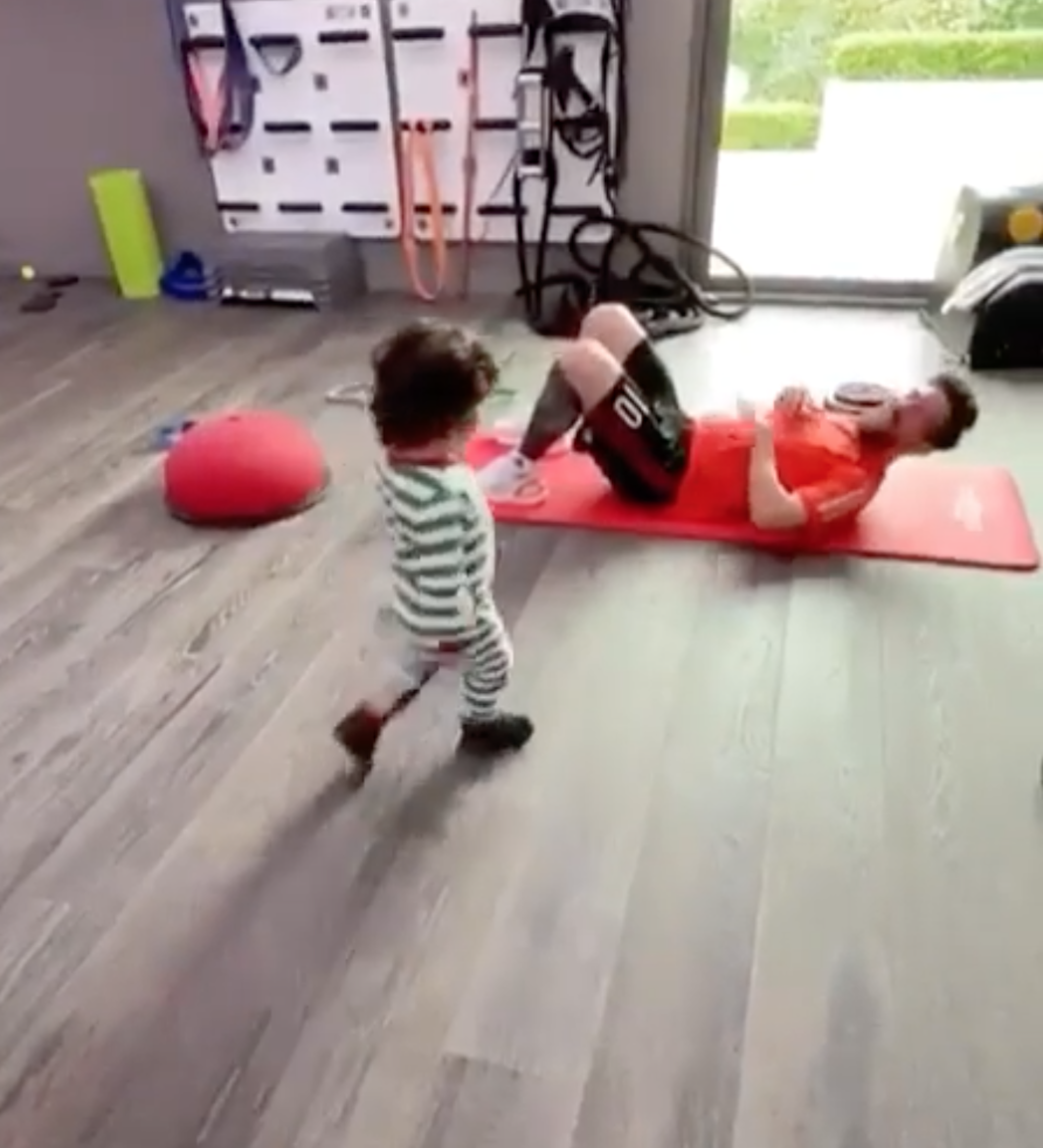 VÍDEO | El tierno momento de Messi haciendo deporte con su hijo