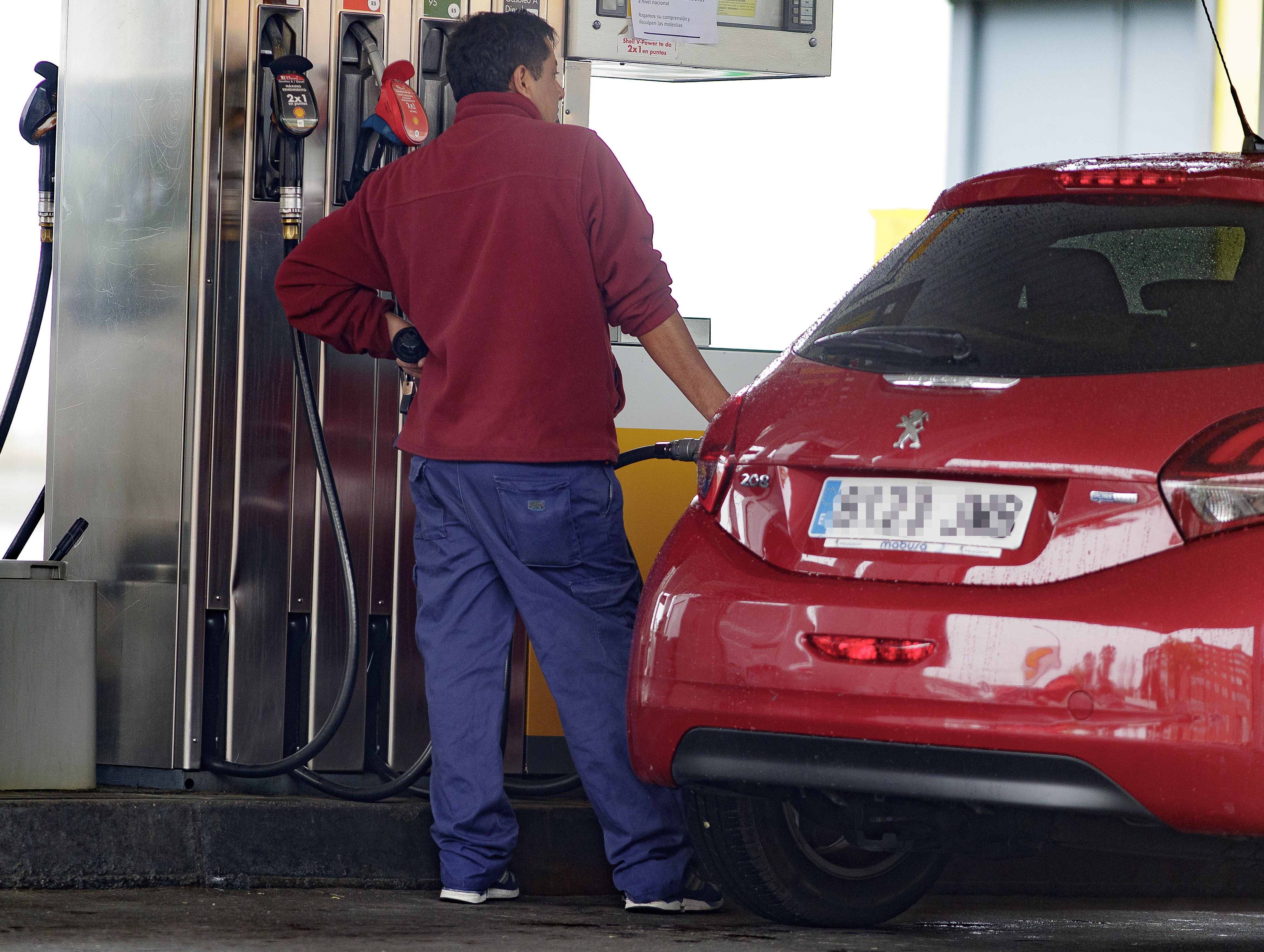 El preu dels carburants prossegueix la seva caiguda (-2,8%) i toca nous mínims