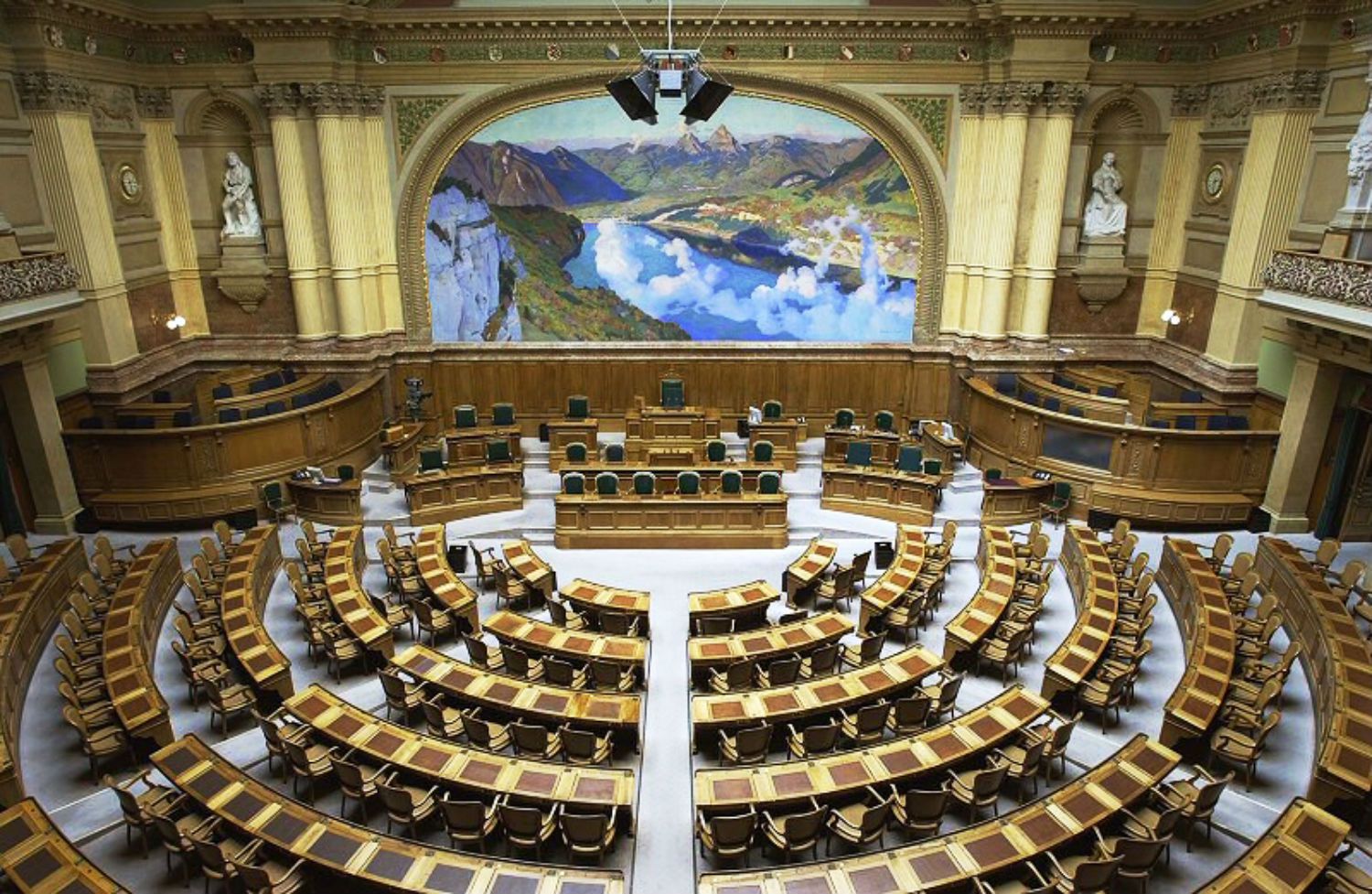 El Gobierno suizo, dispuesto a hablar de "democracia directa" con España