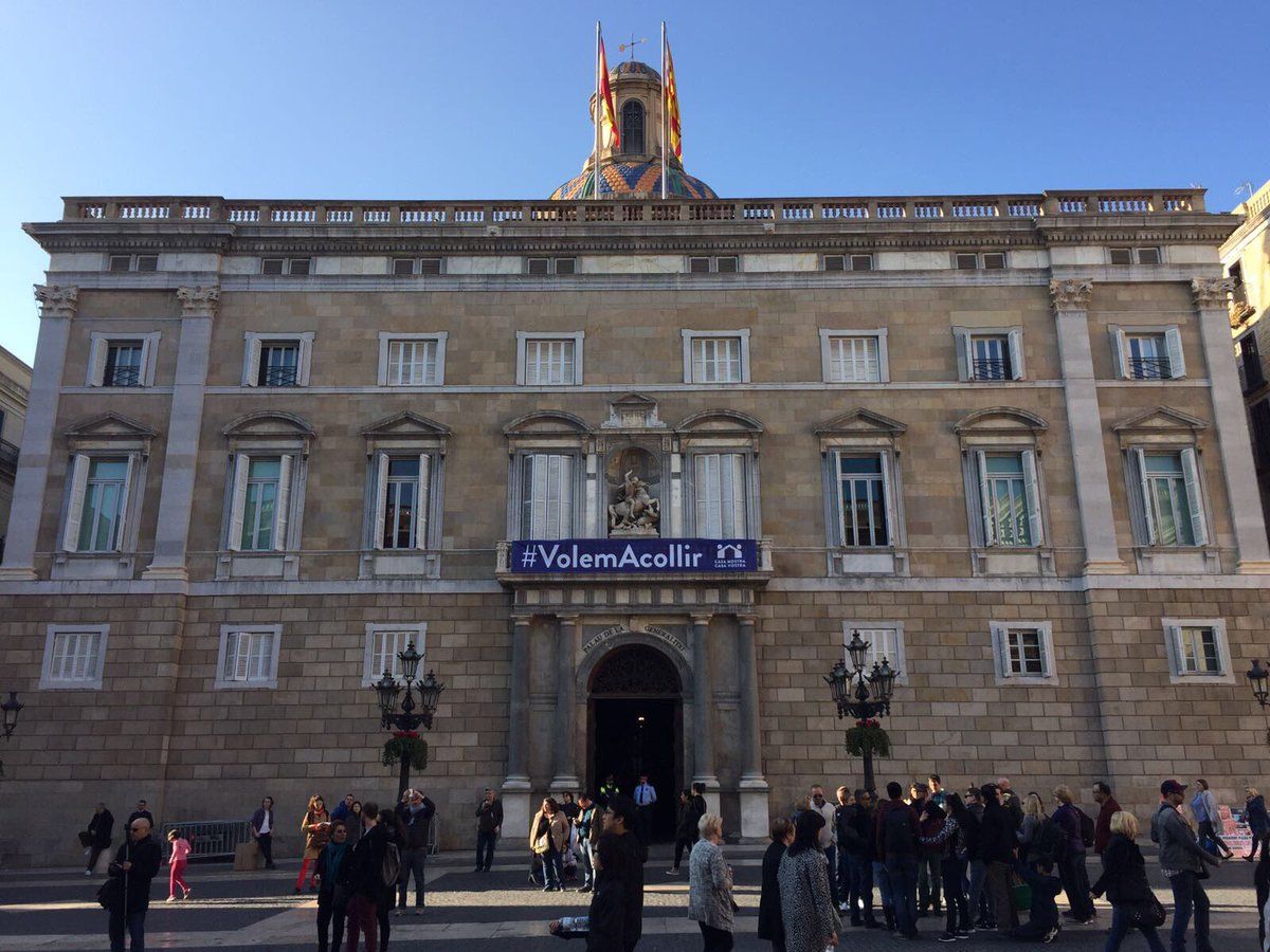 La Plaça Sant Jaume, preparada per la marxa pels refugiats