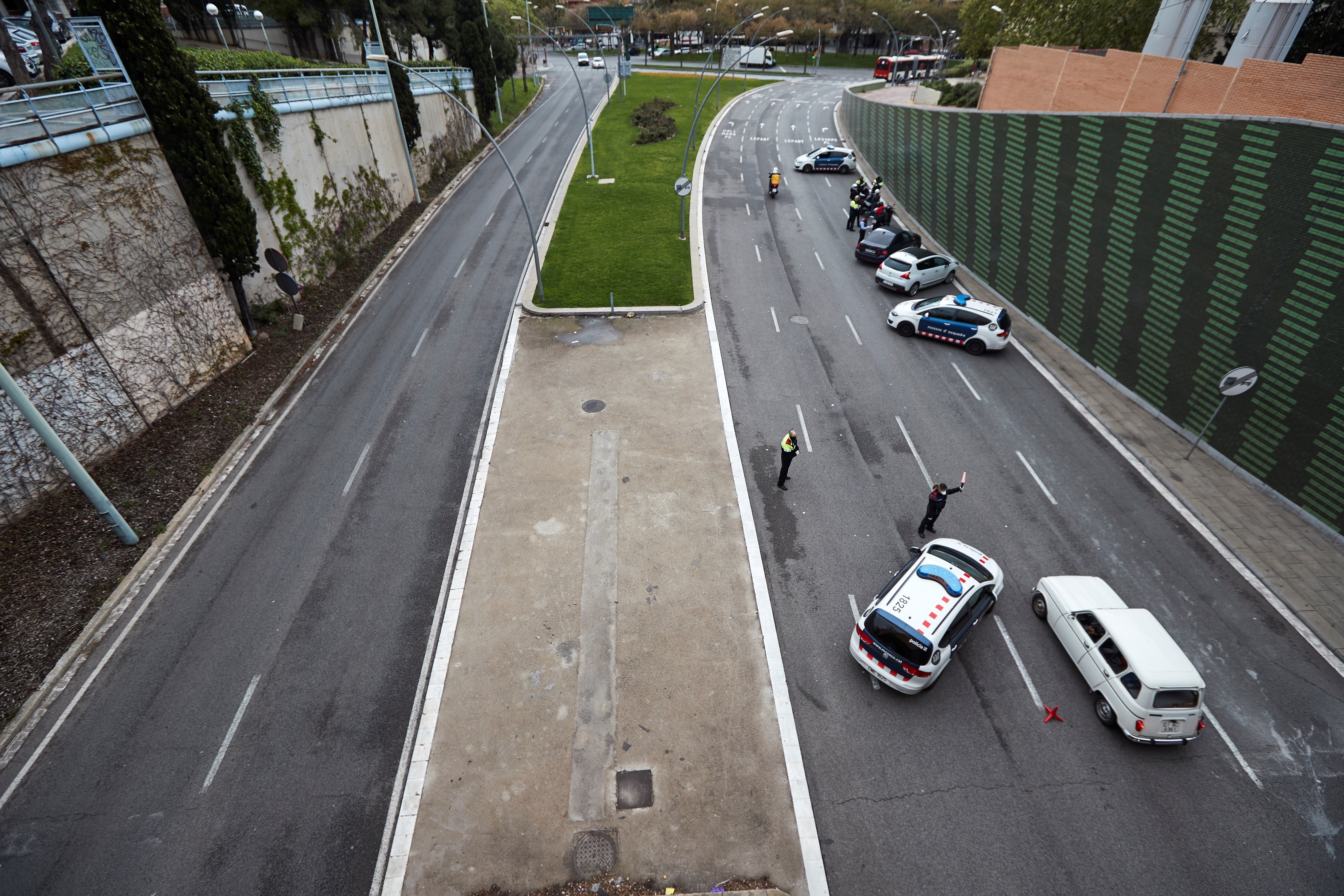 Barcelona activa "l'operació no sortida" de Setmana Santa pel coronavirus