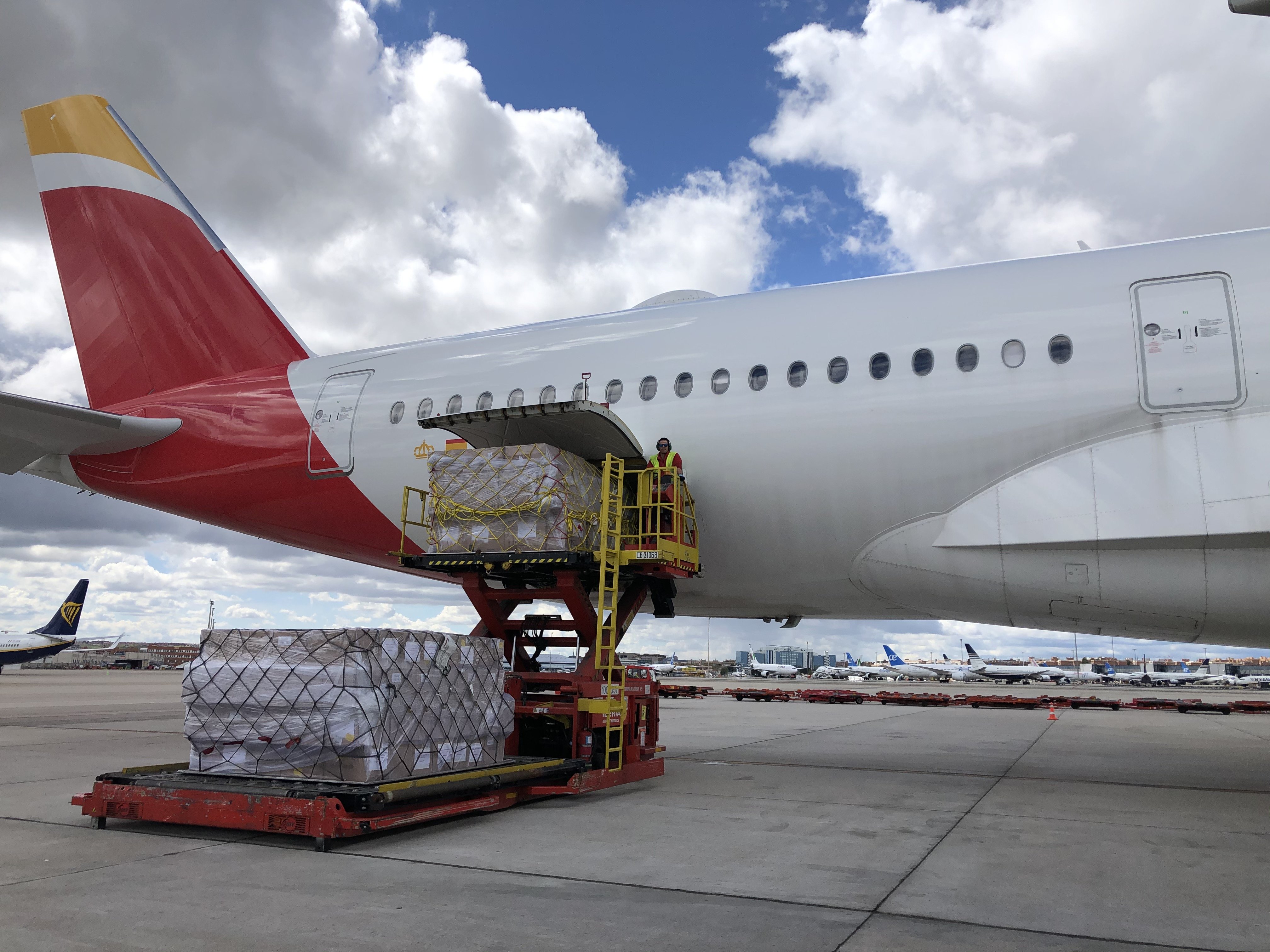 Aterriza en Barajas un avión con 12 toneladas de material sanitario de China