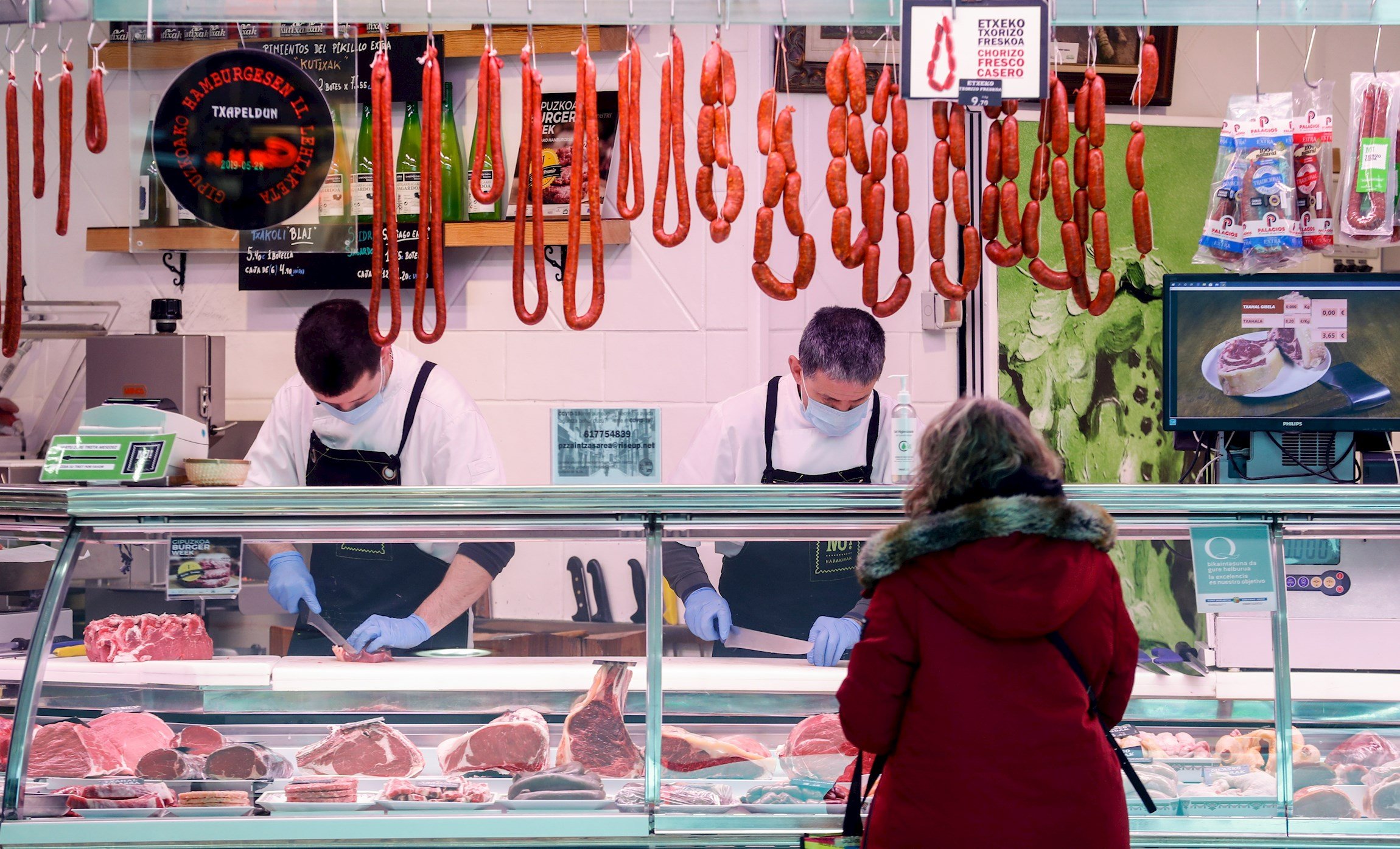 Coronavirus | Catalan Civil Protection now recommends wearing masks when shopping