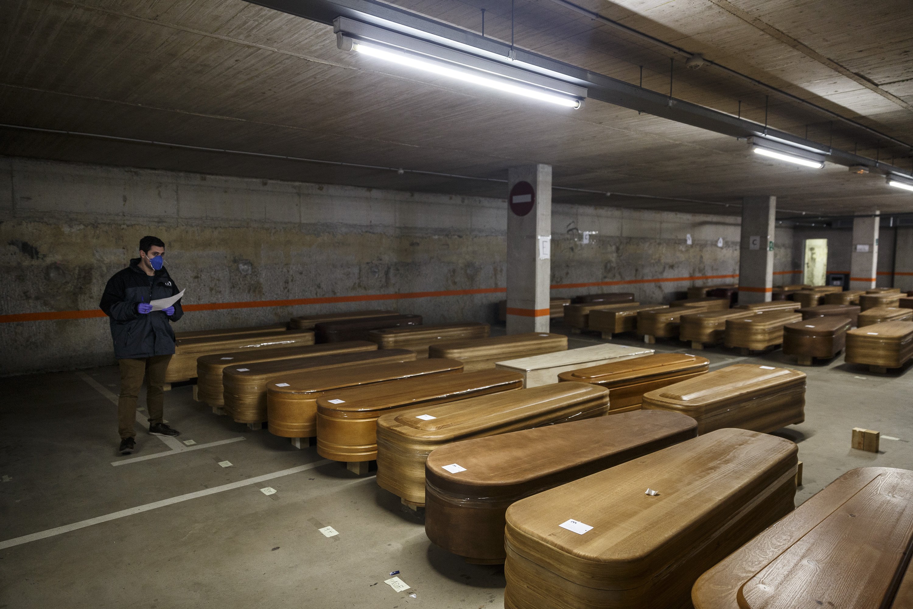 Tanatorio de campaña en el parking de Collserola por el coronavirus