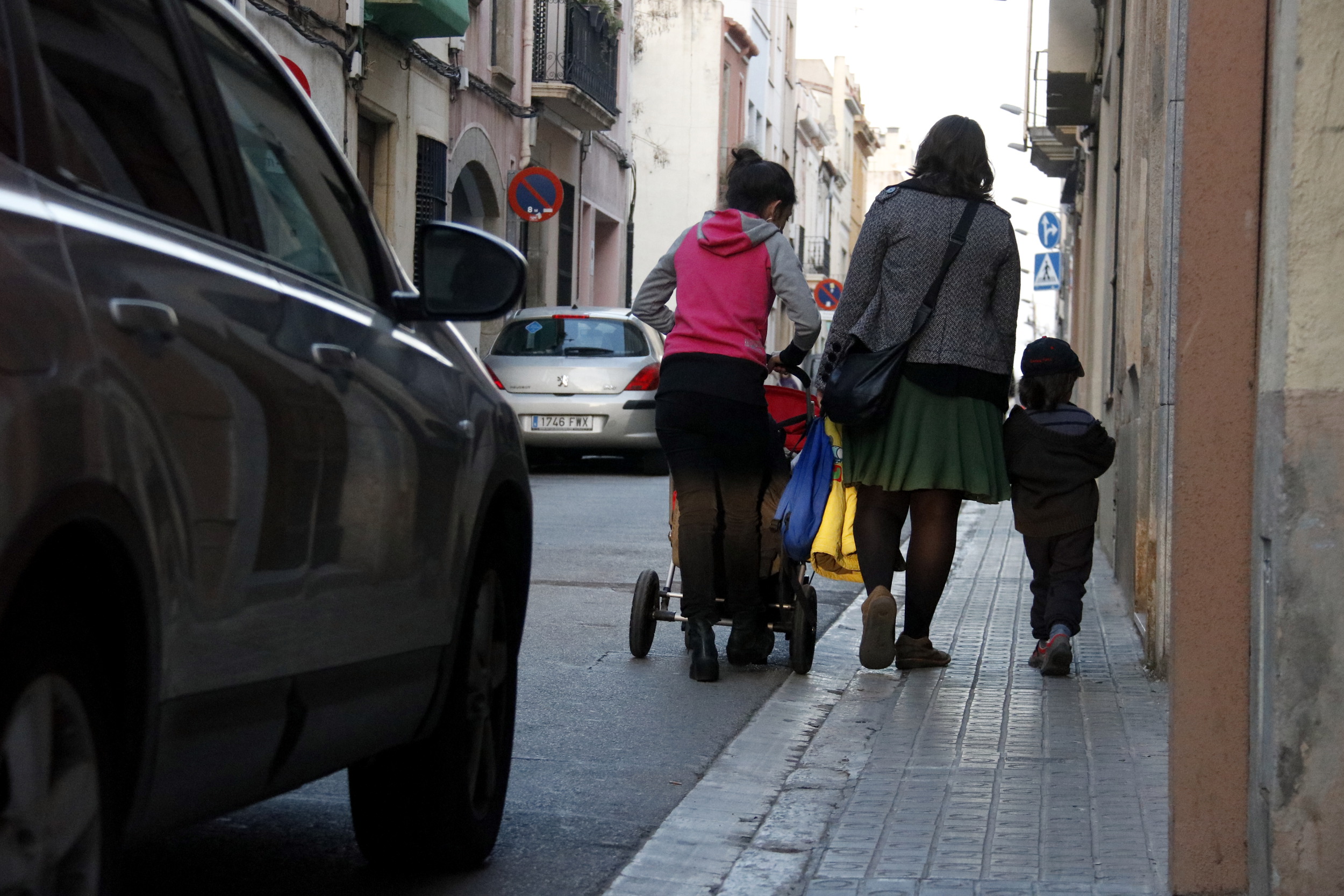 Multen una veïna de Mataró per anar amb un cotxet de nadó per una estreta calçada