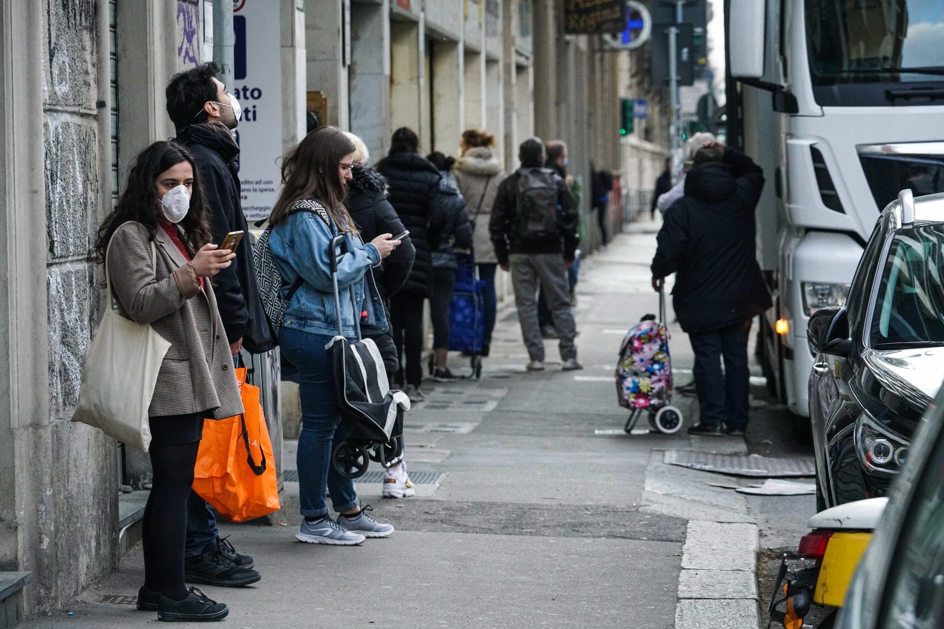 Italia ya supera las 15.000 víctimas mortales por coronavirus, pero baja la ola