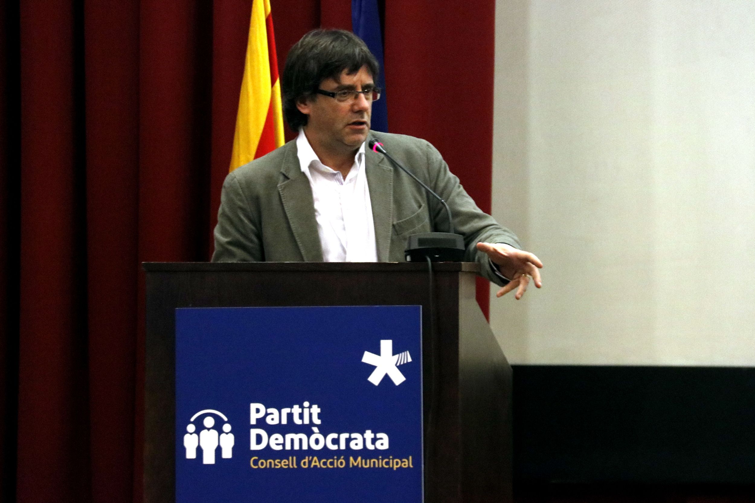 Puigdemont apel·la al món local per construir l'Estat independent