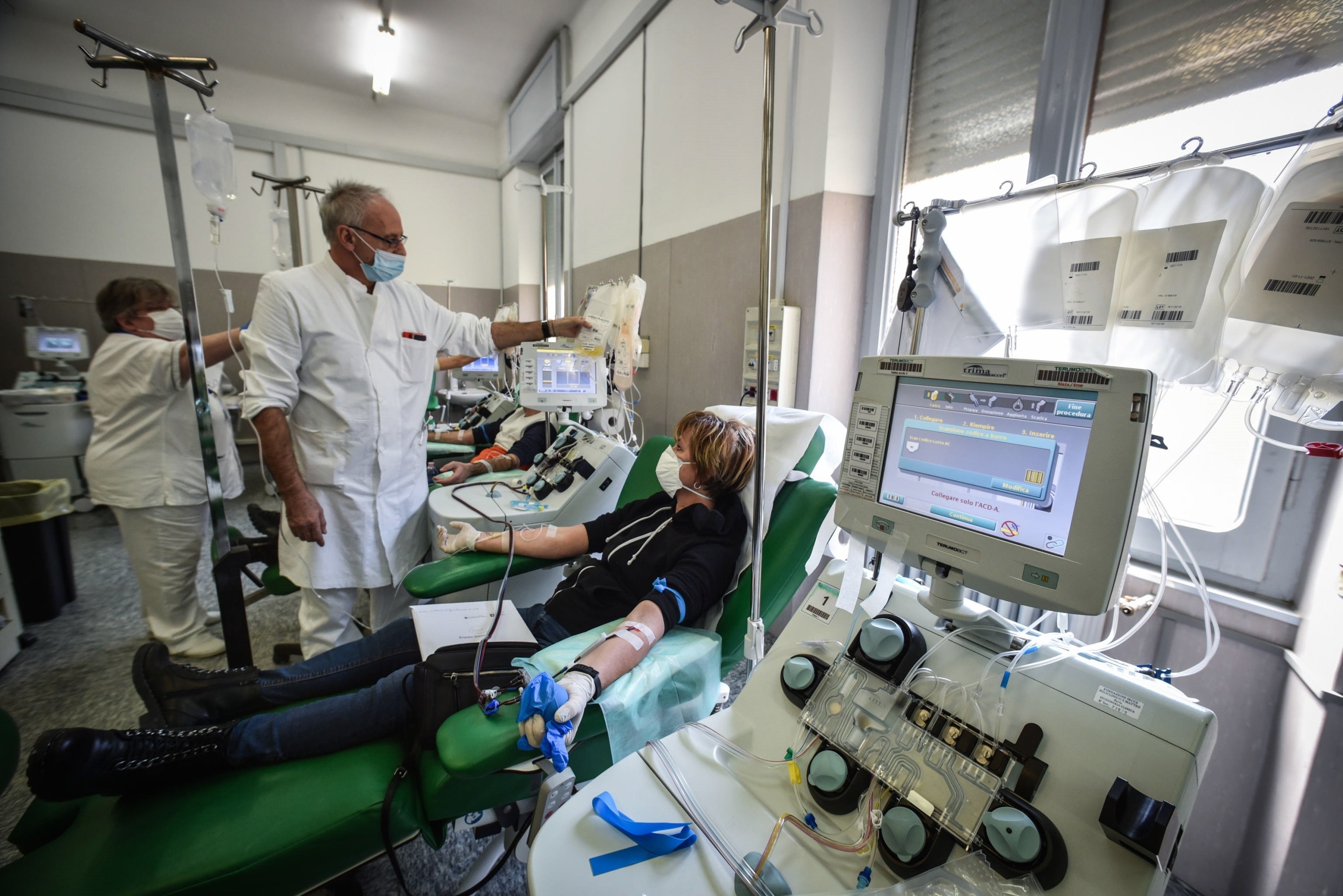Italia sigue bajando el número de contagios, pero suma 636 nuevas muertes