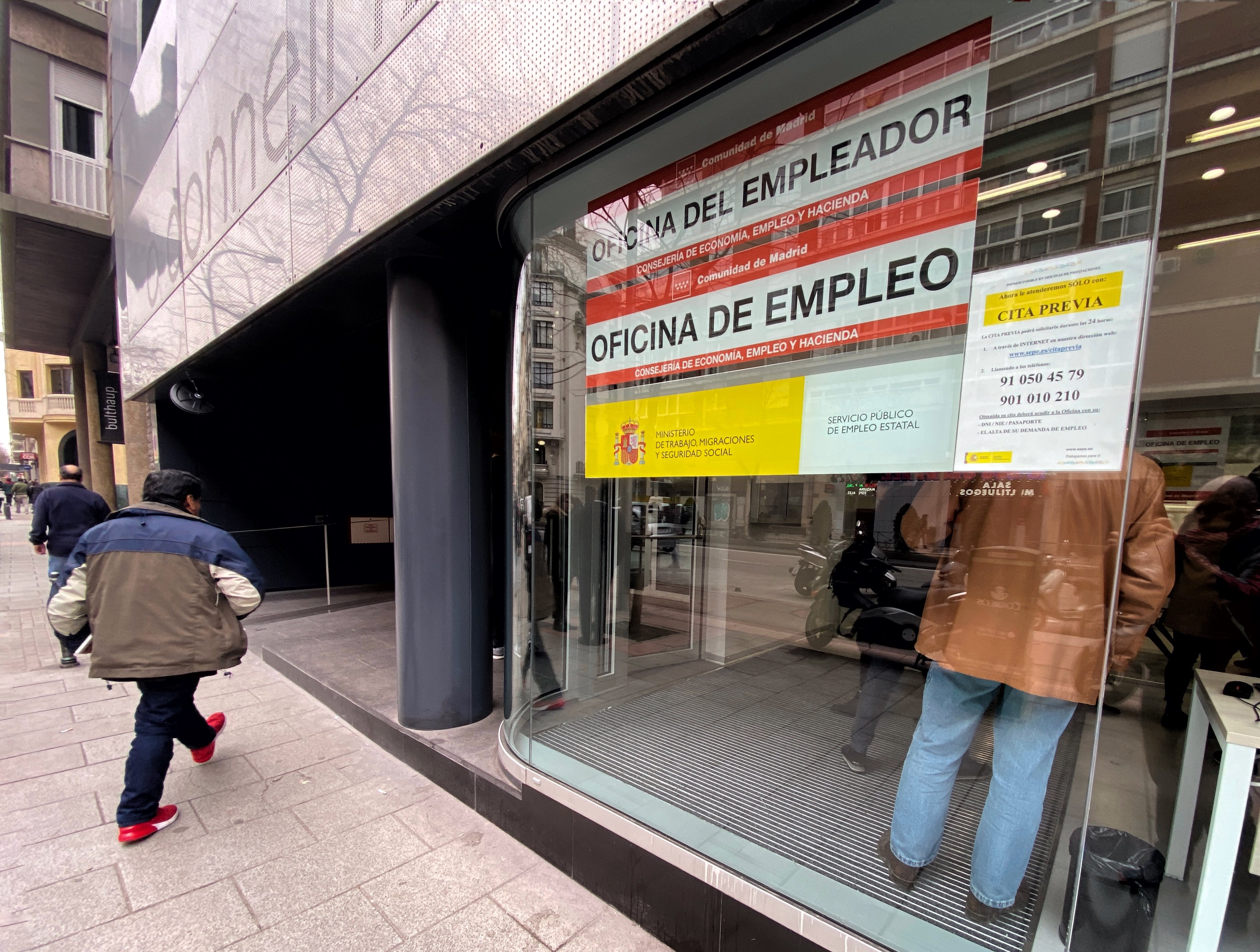 El Gobierno aprueba un subsidio de 430 euros al mes para parados sin prestación