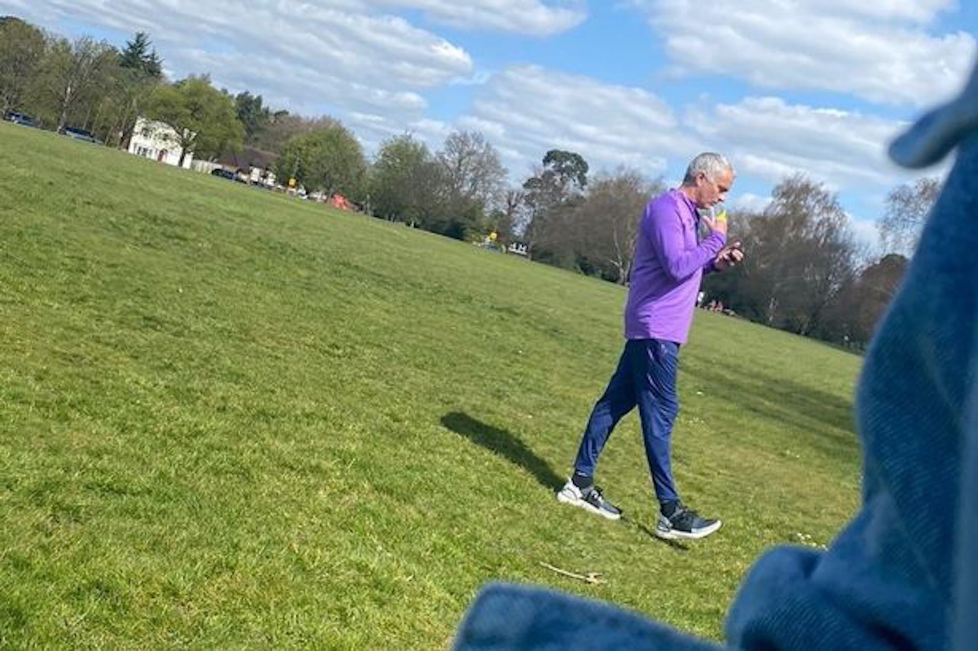 VÍDEO | Enxampen Mourinho dirigint un entrenament en un parc de Londres