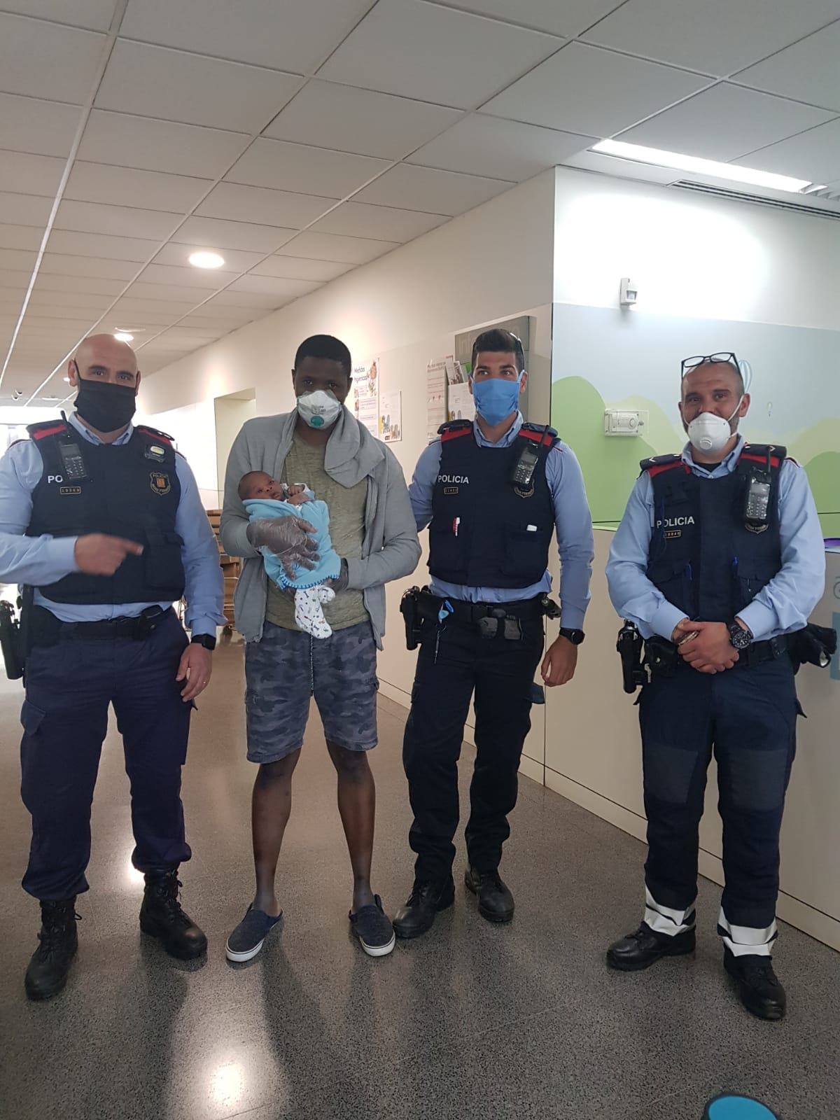 El pare del nadó a qui els Mossos van salvar la vida: "Déu me'ls ha enviat"