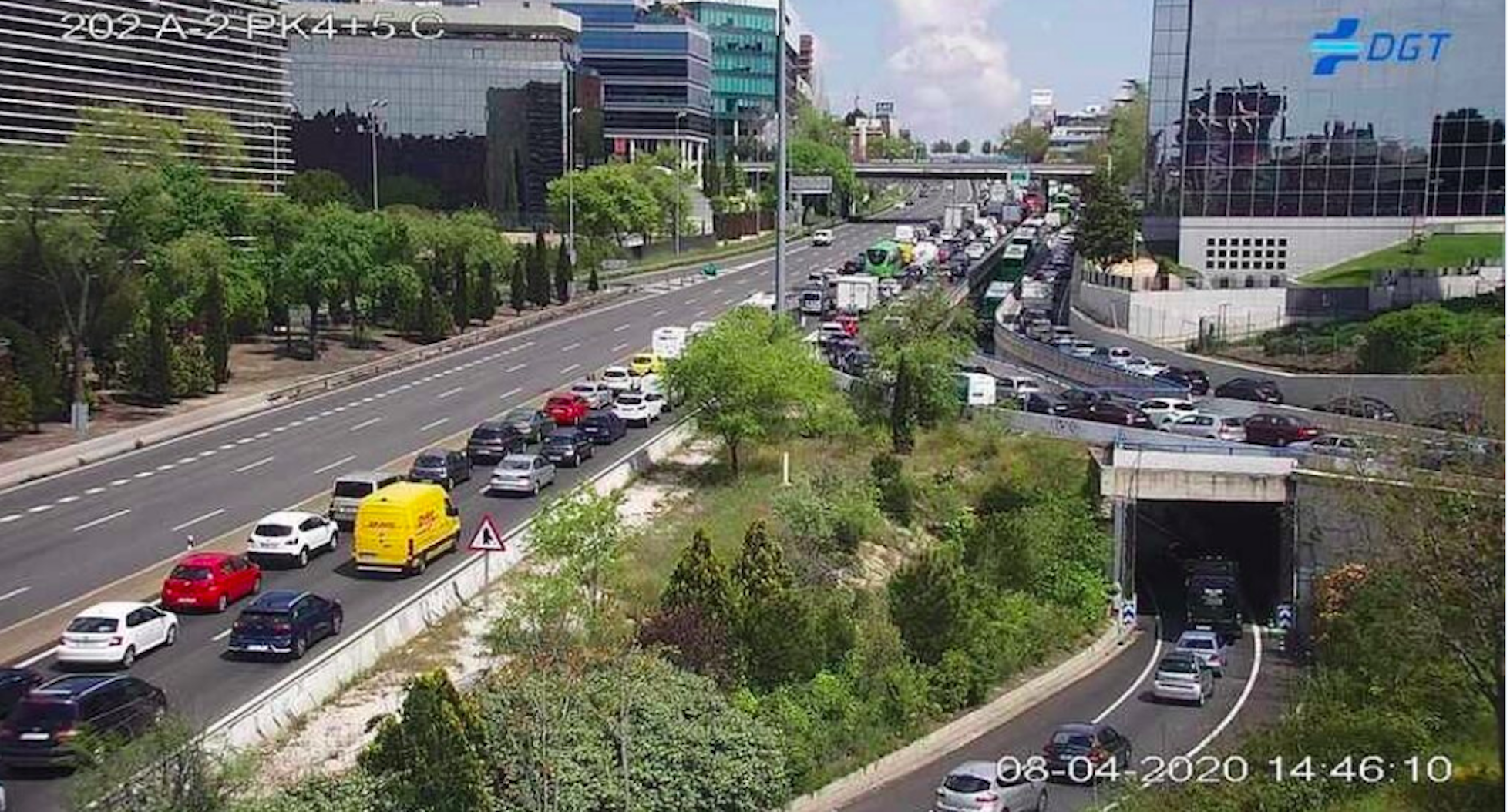 Colas en los controles de salida de Madrid