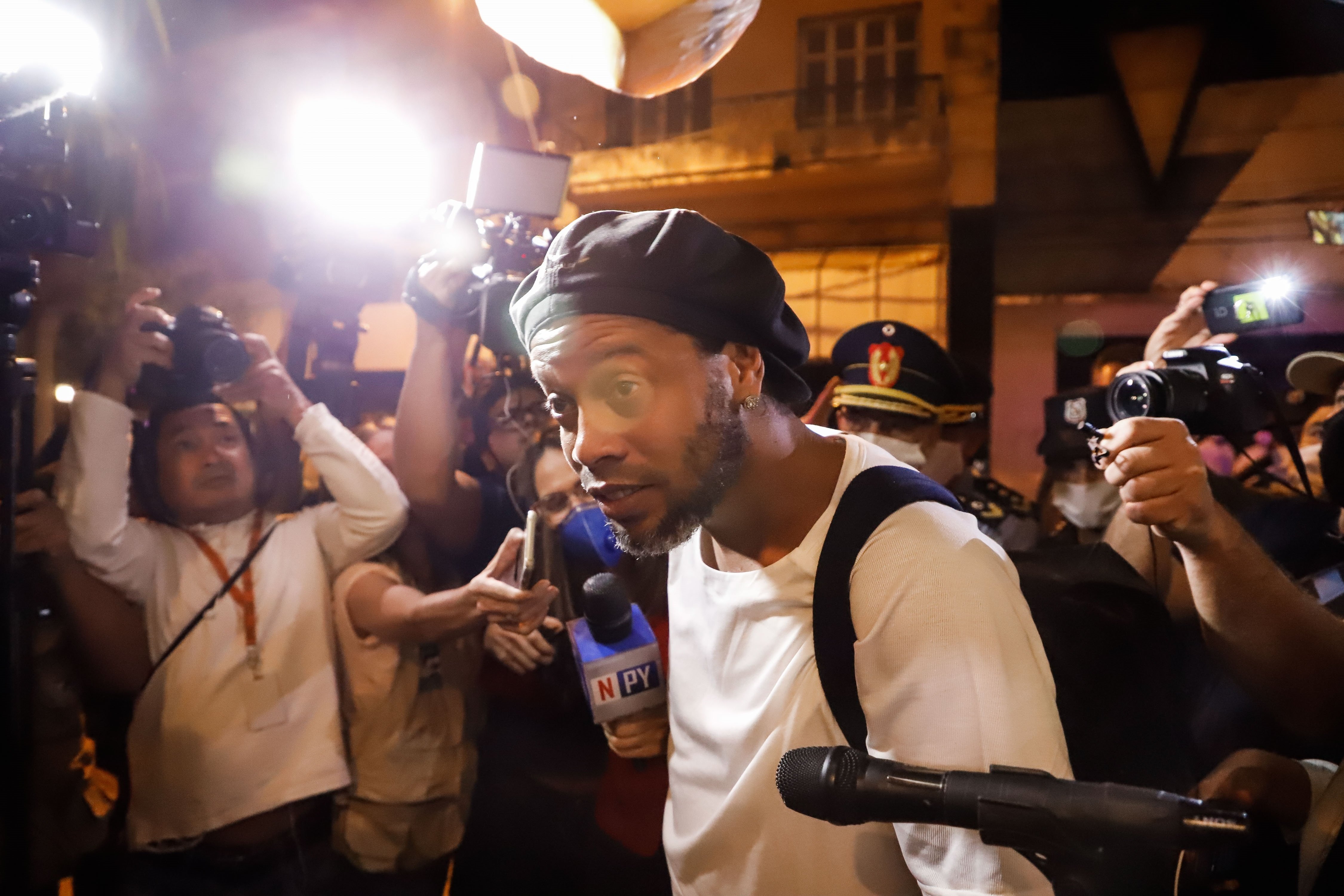 Ronaldinho, en su peor momento tras salir de prisión: "Fue un golpe duro"