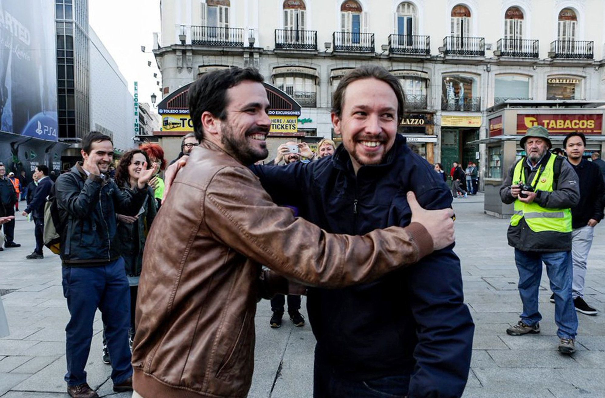 Les bases d'IU avalen el pacte amb Podemos
