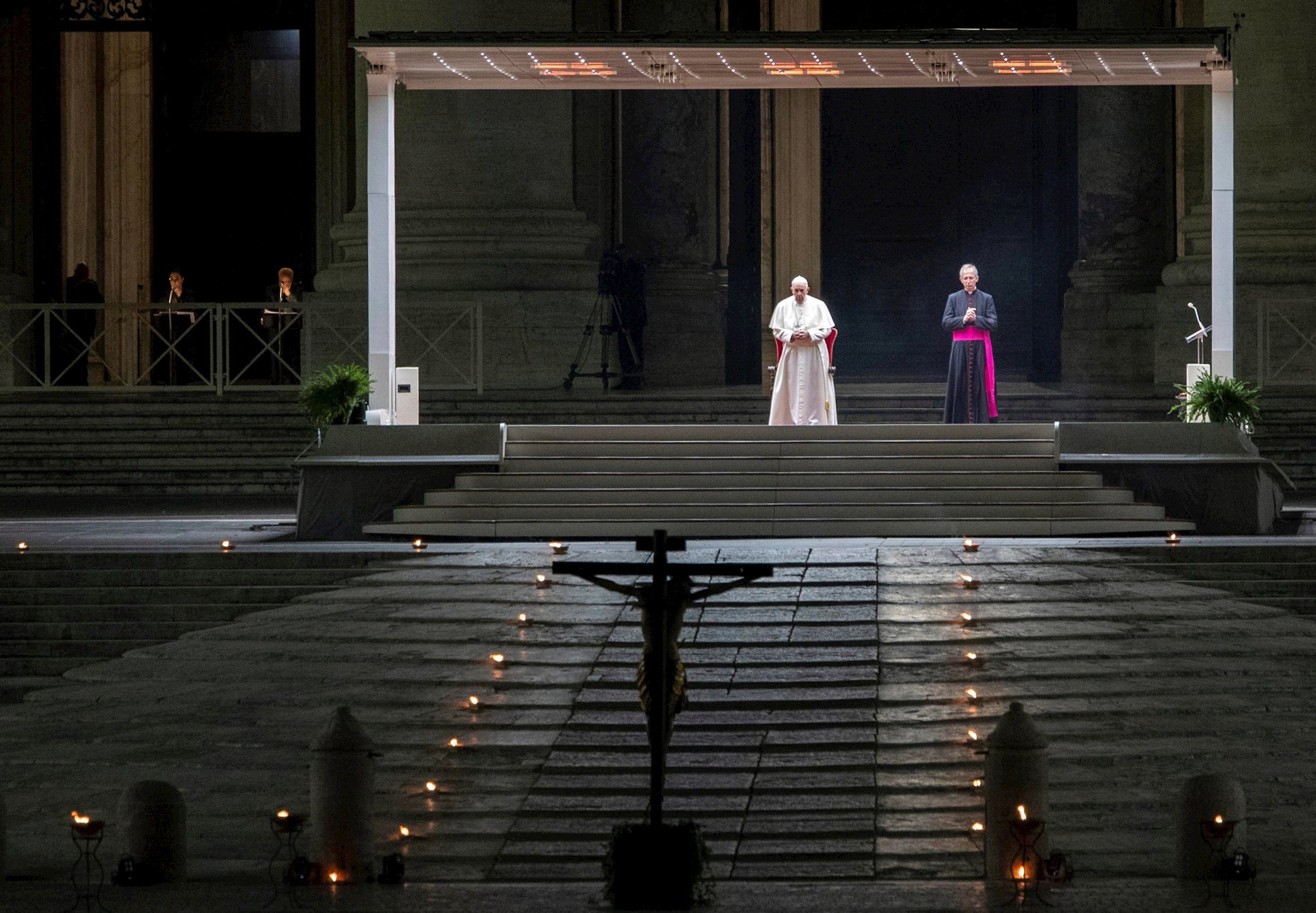 El Papa preside un Vía Crucis en una plaza vaticana vacía por el coronavirus