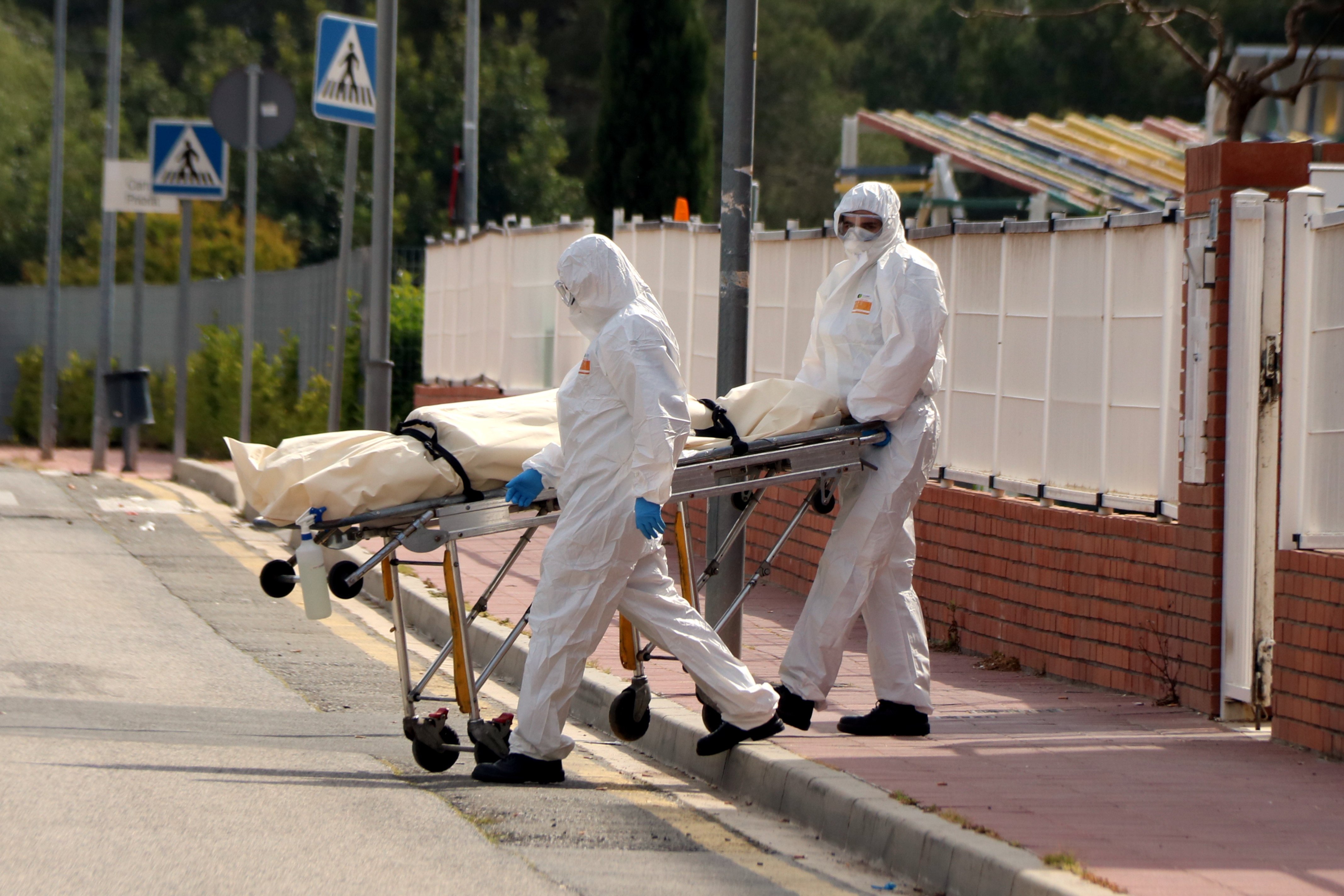 Un cadàver pot transmetre el coronavirus?