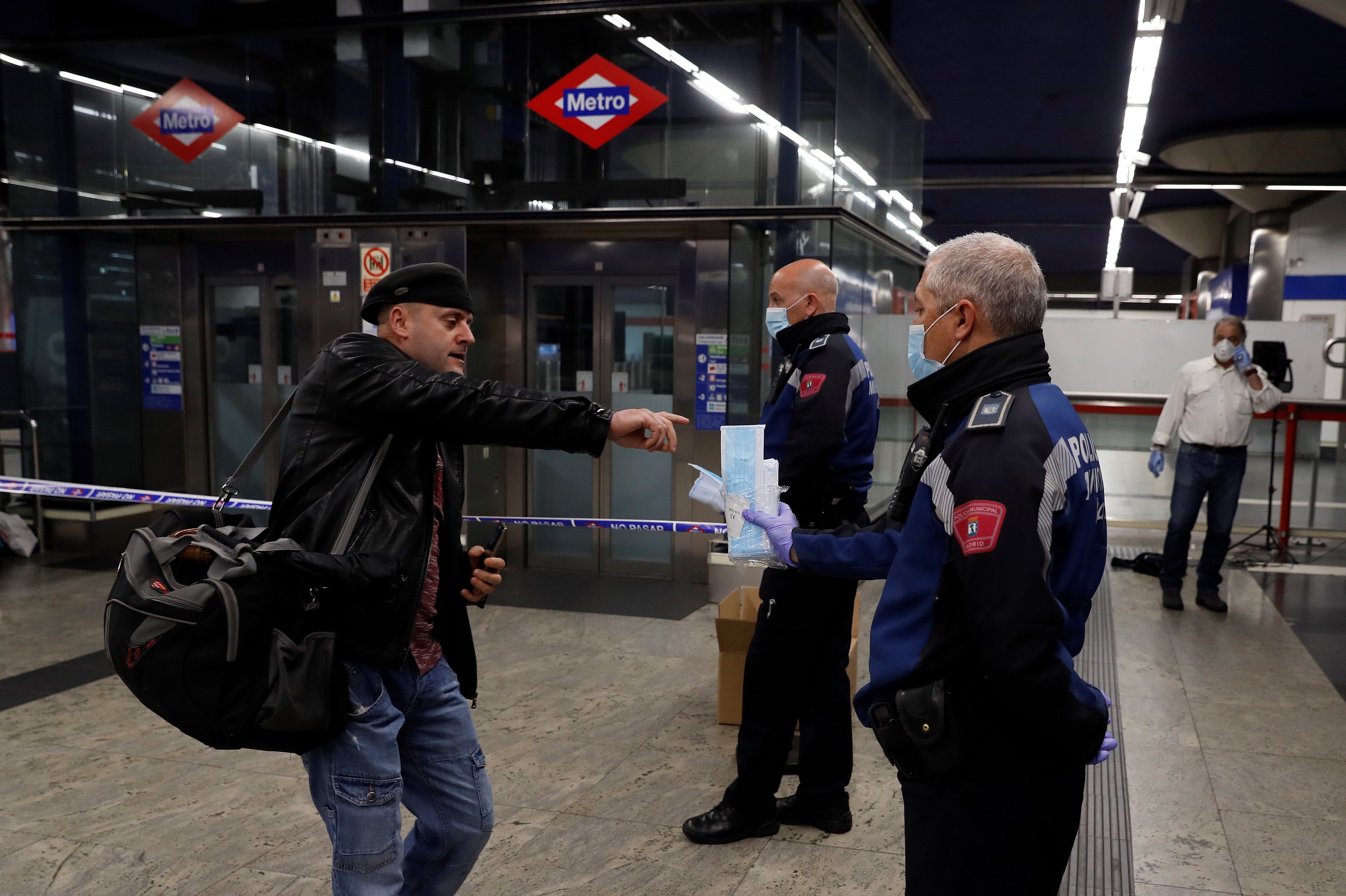 Empieza el reparto de mascarillas en Madrid para los que vuelven al trabajo
