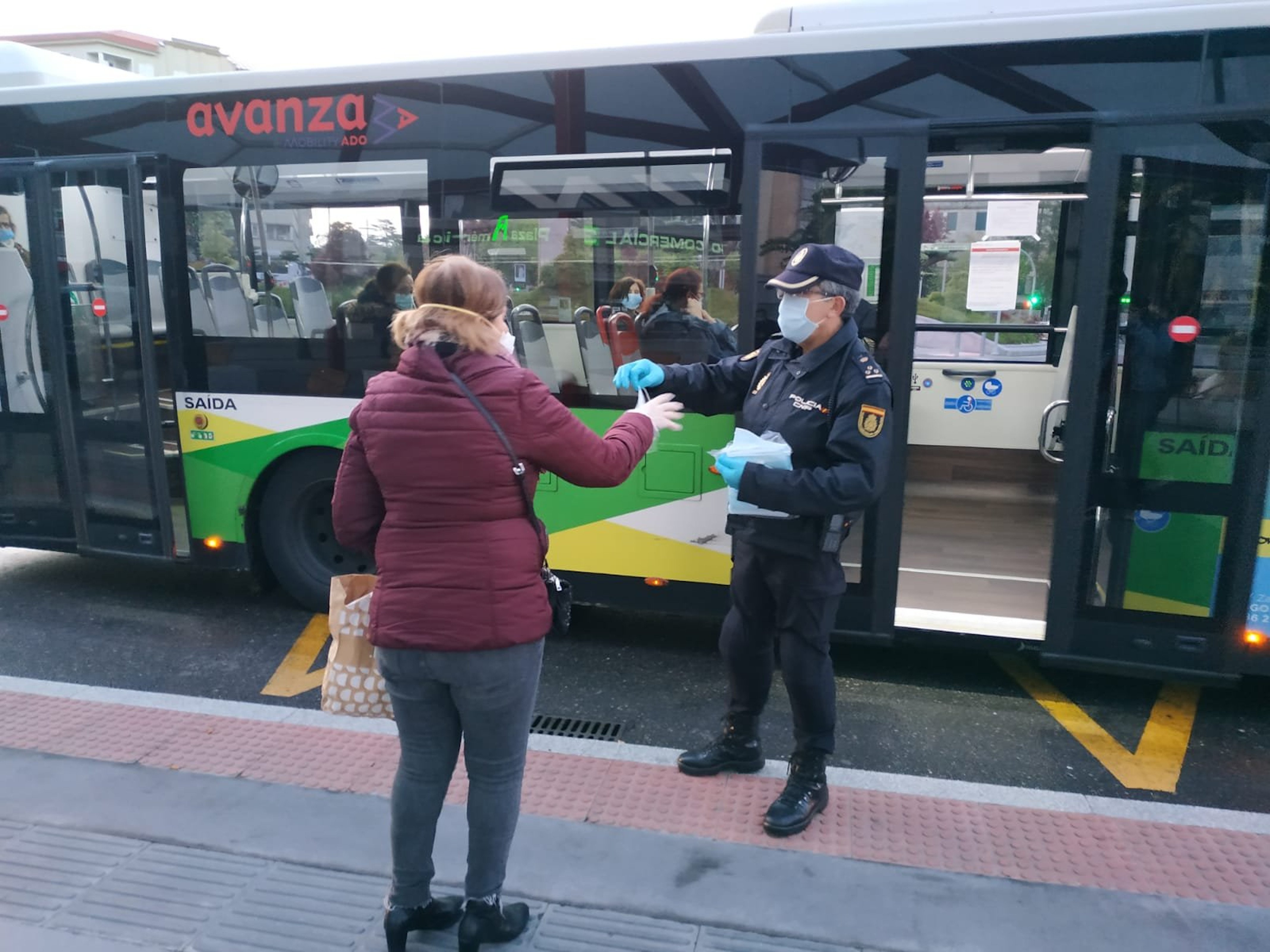 Las mascarillas se repartirán en estaciones de ciudades de más de 30.000 habitantes