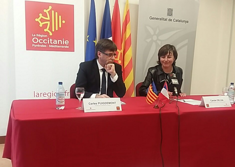 Cap bandera espanyola en la reunió de Puigdemont a Occitània
