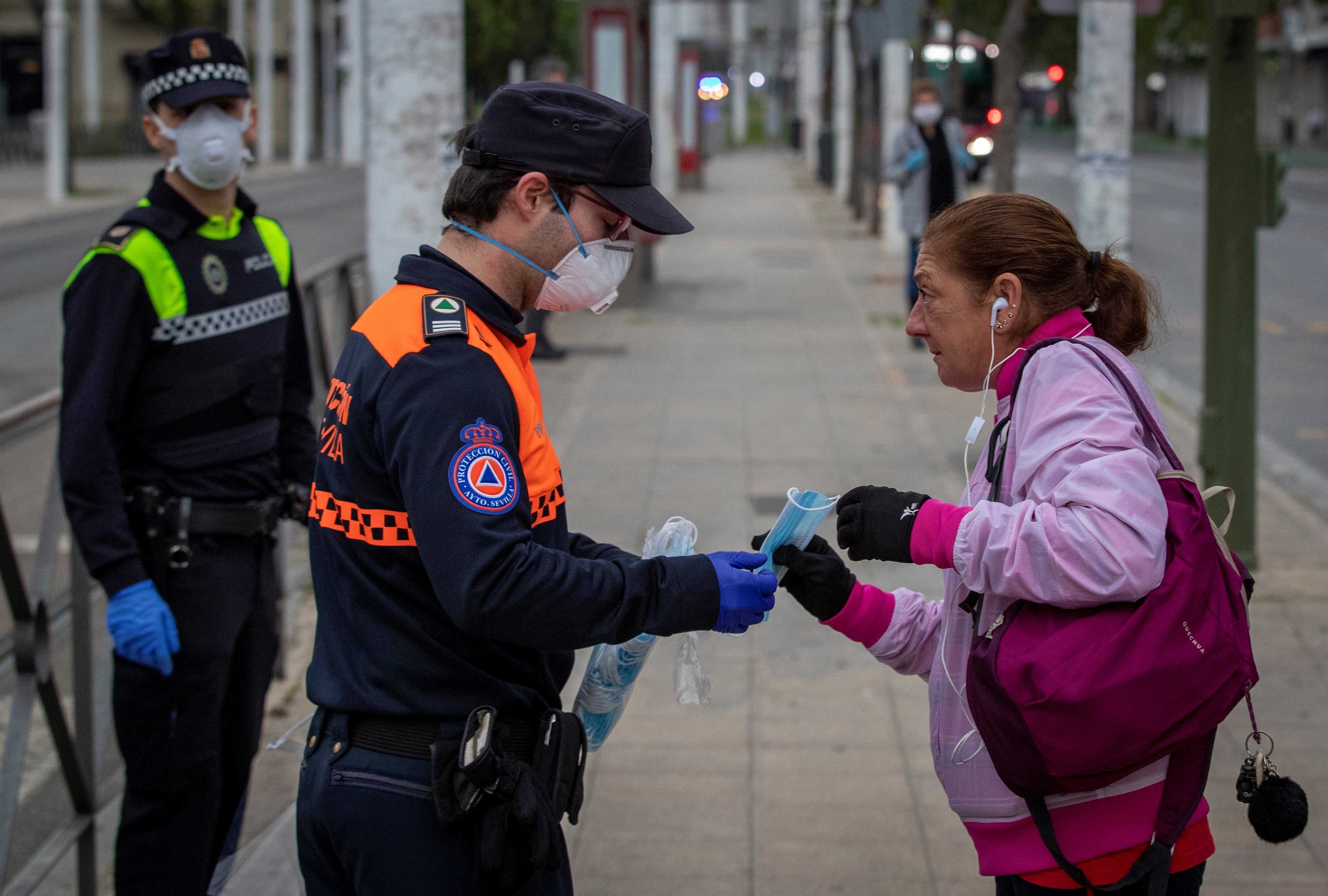 España registra menor cifra de contagios en 23 días y los muertos caen de nuevo