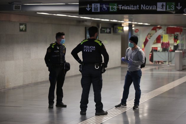 repartiment mascaretes estacions metro Catalunya barcelona policia nacional - Sergi Alcàzar