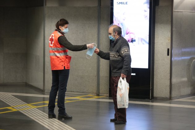 repartiment mascaretes Catalunya estacions metro barcelona protecció civil - Sergi Alcàzar