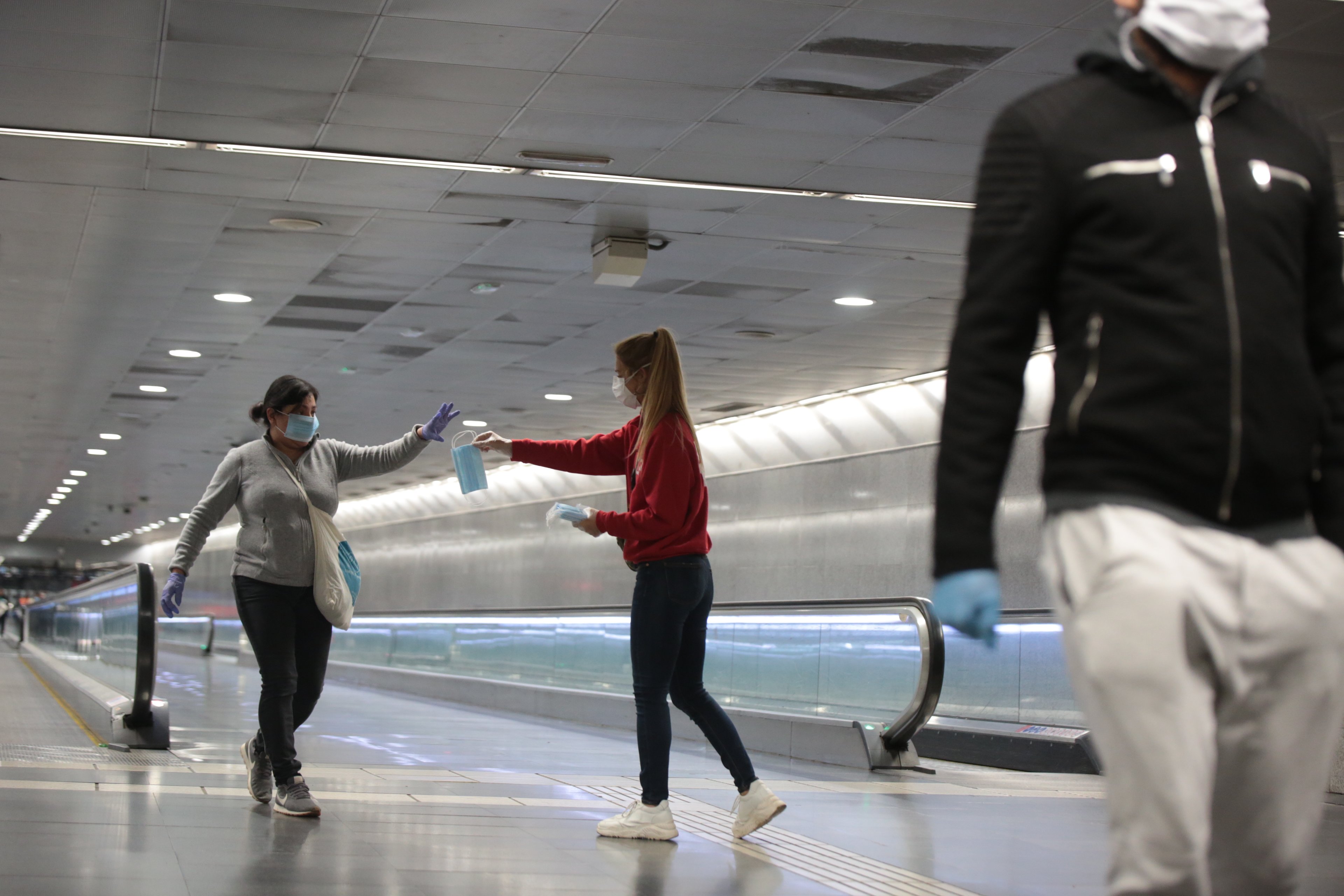 Reparteixen màscares als treballadors que tornen a la feina en transport públic