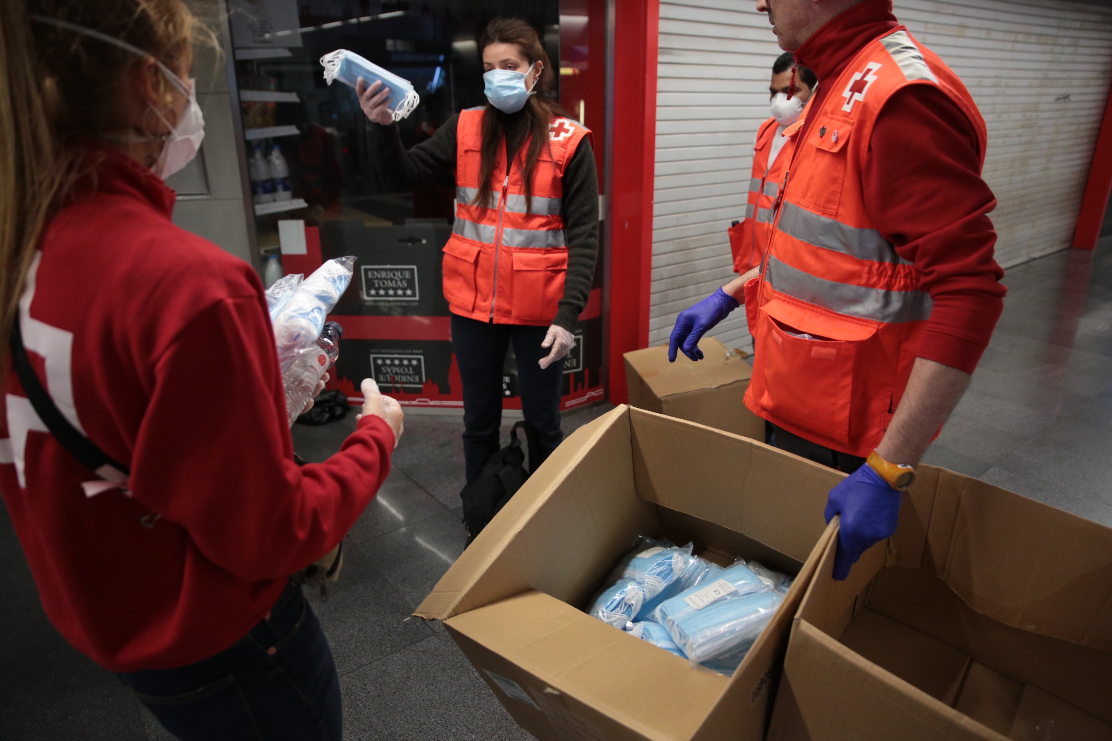 Masks and gloves: how thousands of Catalans handled their return to work