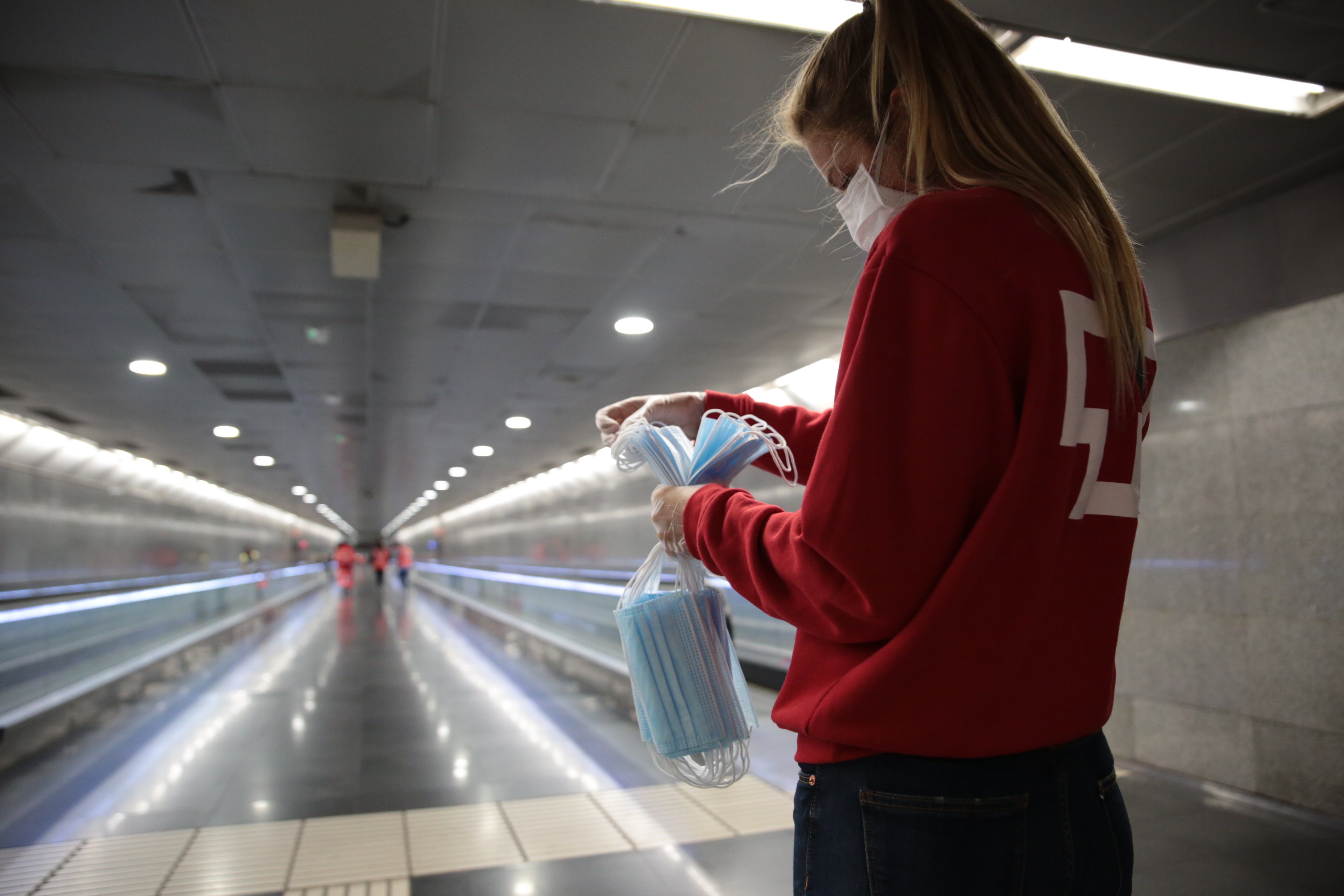 reparto mascarillas metro tren barcelona catalunya cruz encarnada - Sergi Alcàzar