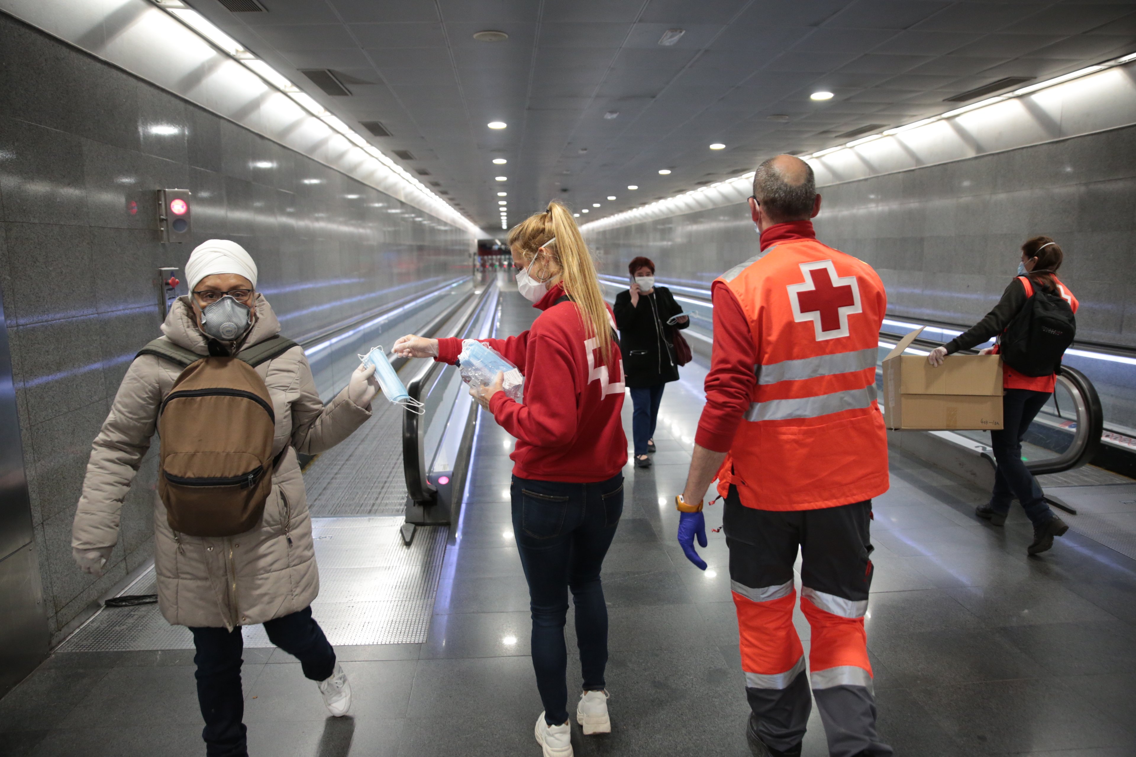 La AMB pide al Govern que mejore el reparto de mascarillas en los transportes