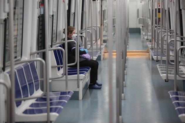 reparto mascarillas metro tren barcelona catalunya cruz encarnada - Sergi Alcàzar