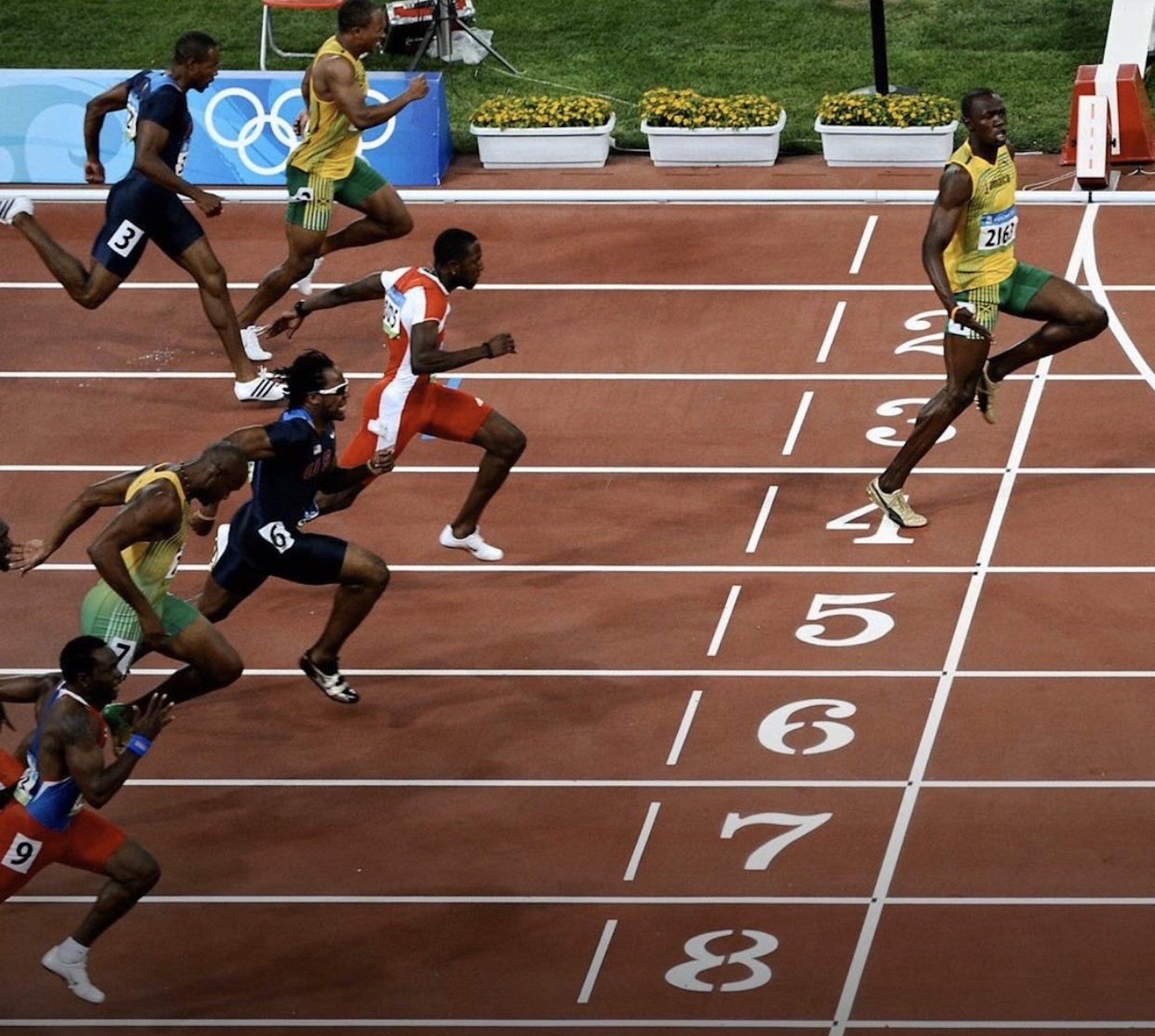 La curiosa manera de Usain Bolt para ilustrar el distanciamiento social