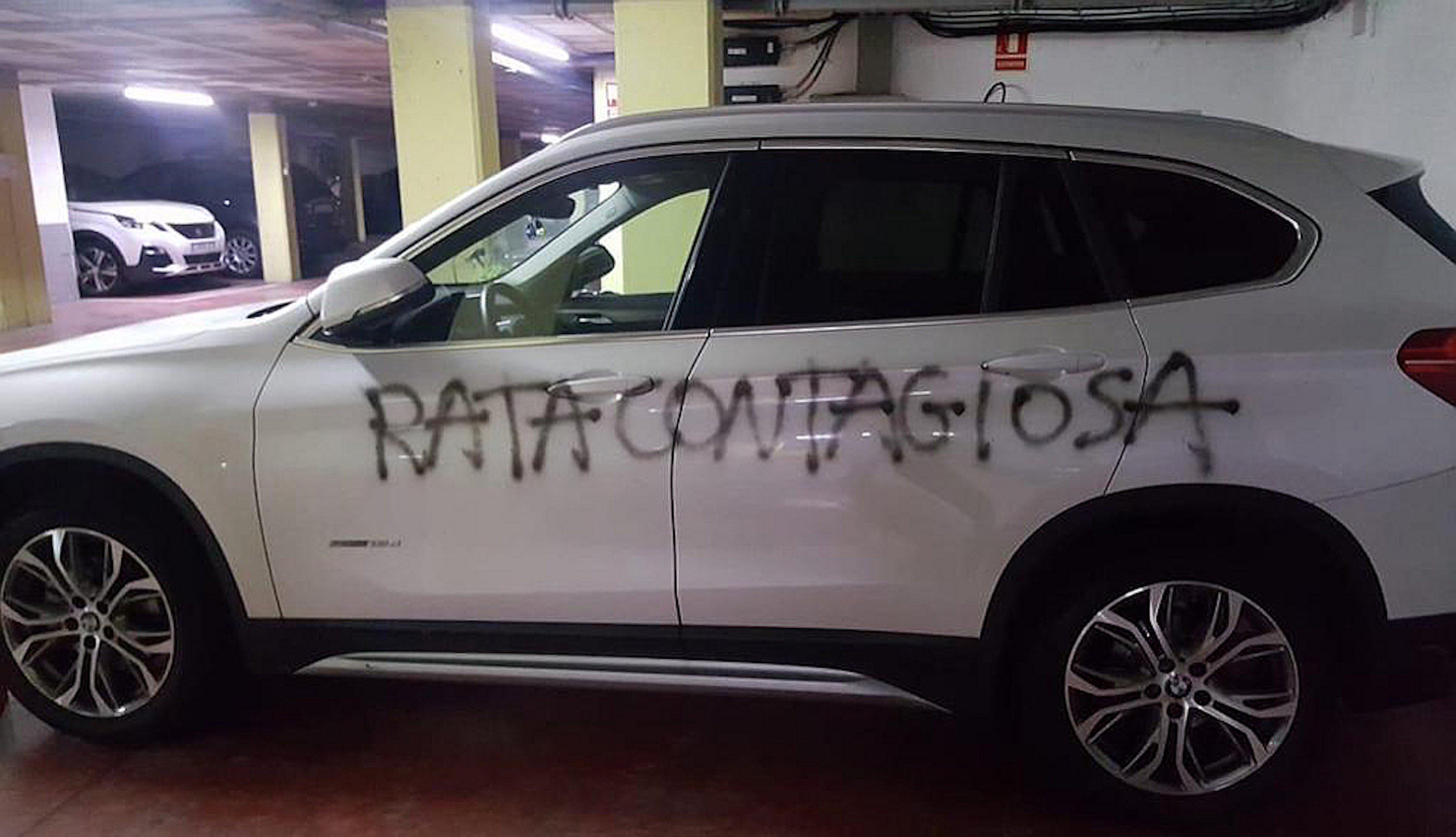 Escriben "rata contagiosa" en el coche de una médica ginecóloga de Barcelona