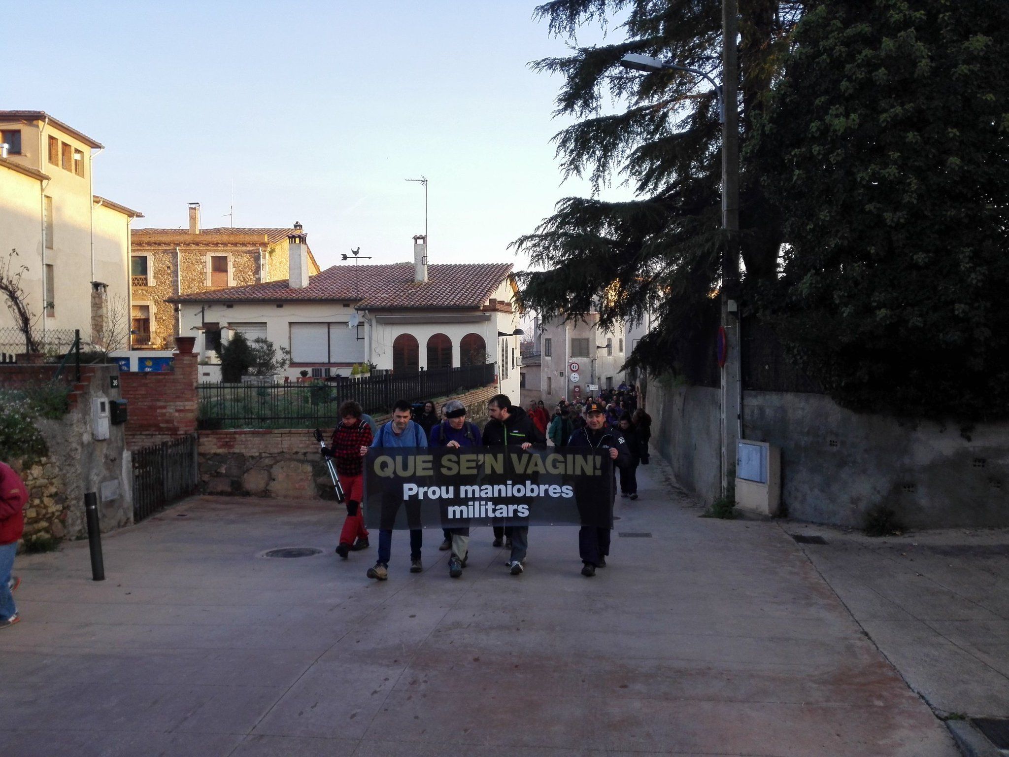 Celrà i Girona es manifesten contra les maniobres militars: "Que se'n vagin"