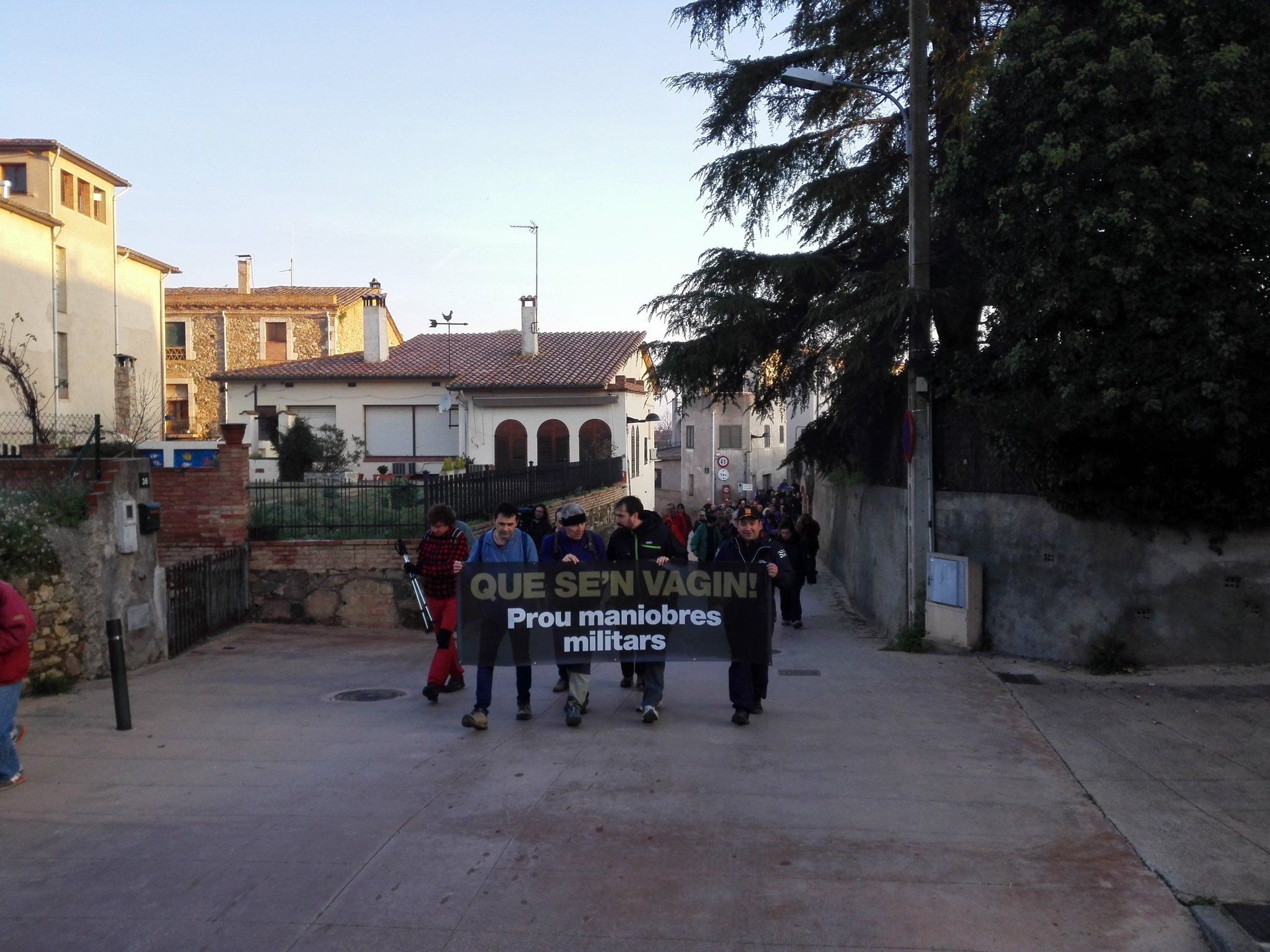 Celrà y Girona se manifiestan contra las maniobras militares: "Que se vayan"