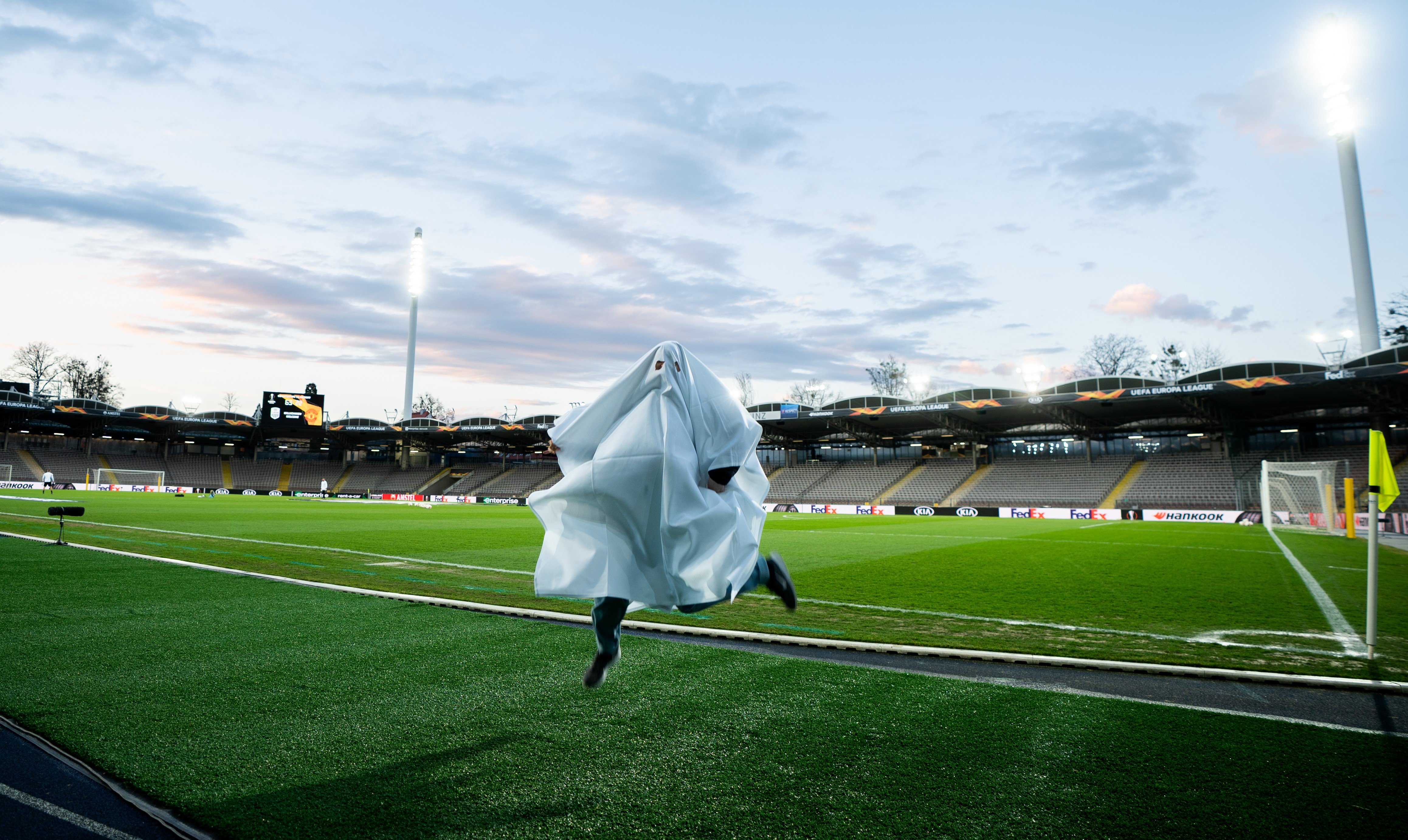 El fantasma del coronavirus s'allunya del futbol austríac