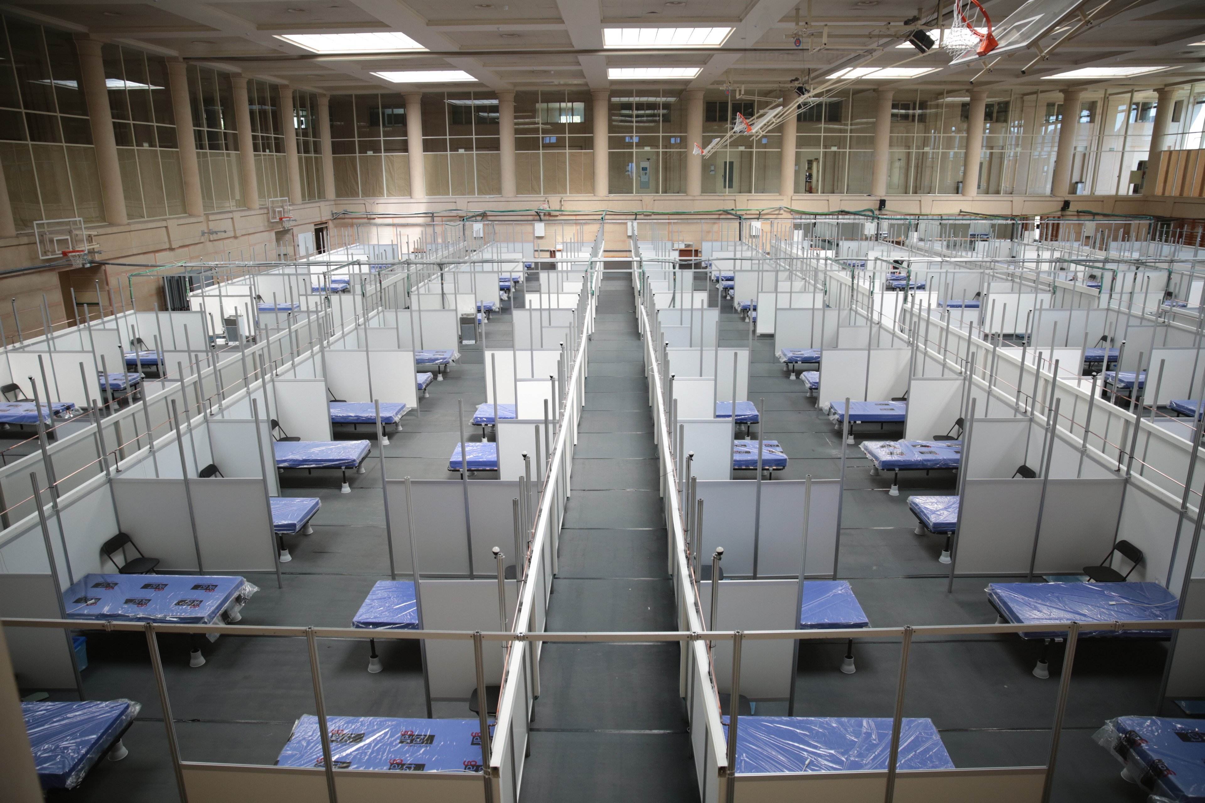 De recinto deportivo a planta de hospital: 550 camas extra para Covid-19