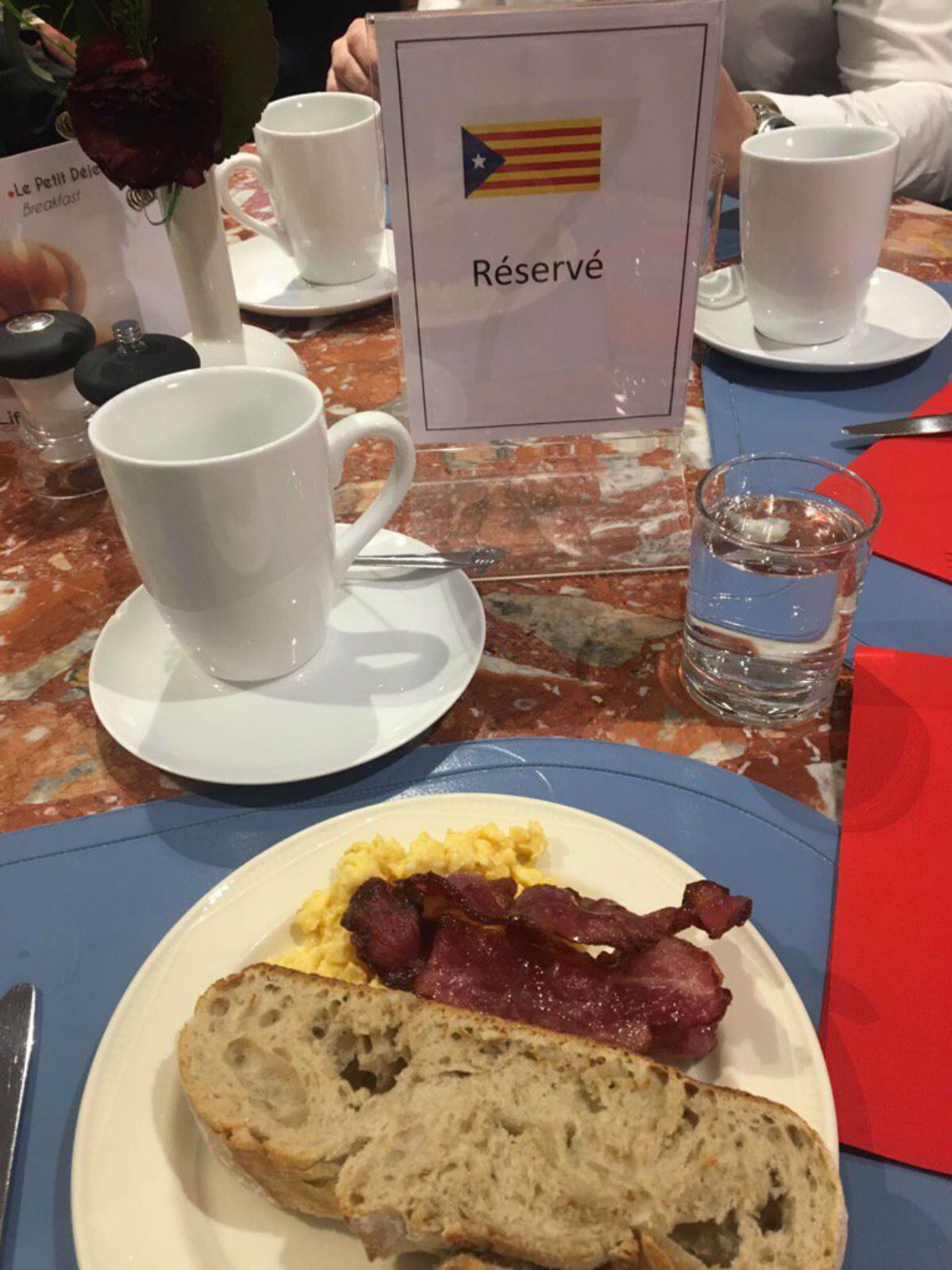 Puigdemont esmorza a Tolosa amb l'estelada