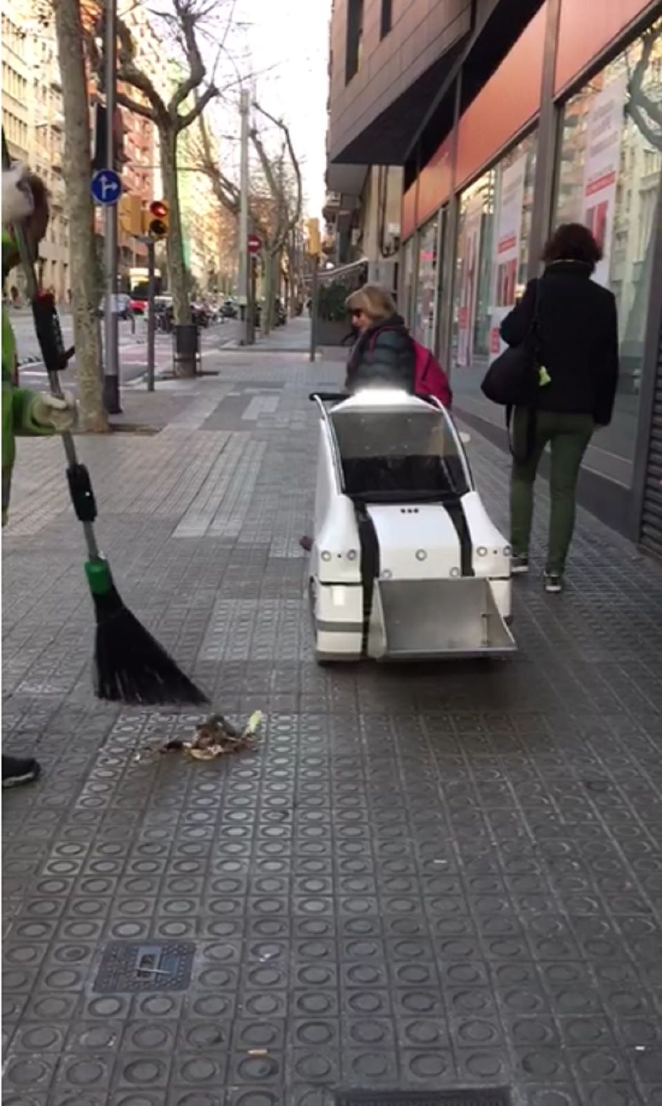 Los primeros robots barrenderos llegan a las calles de Barcelona