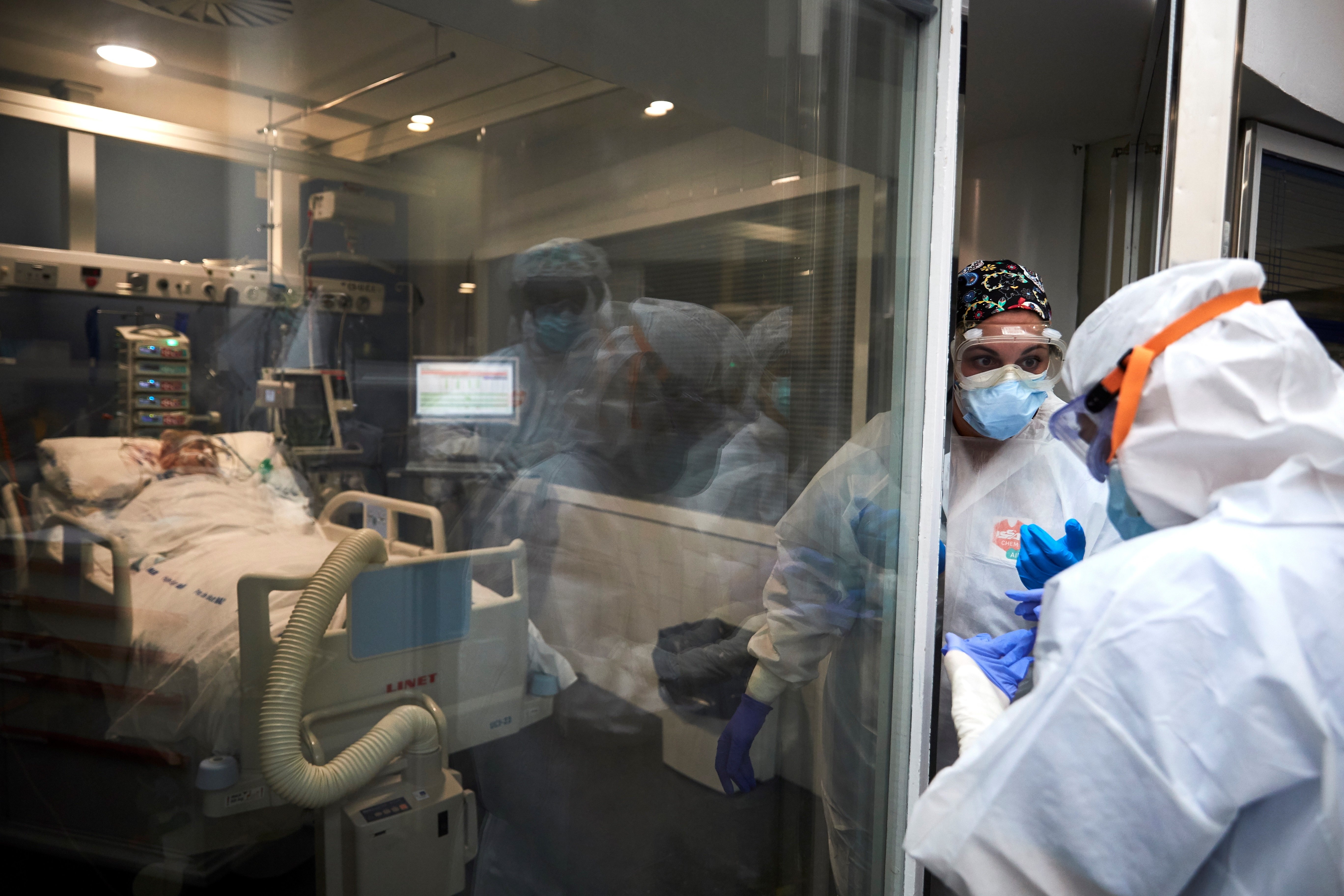 La mortalidad por Covid-19 en España encauza el descenso con 399 nuevos muertos