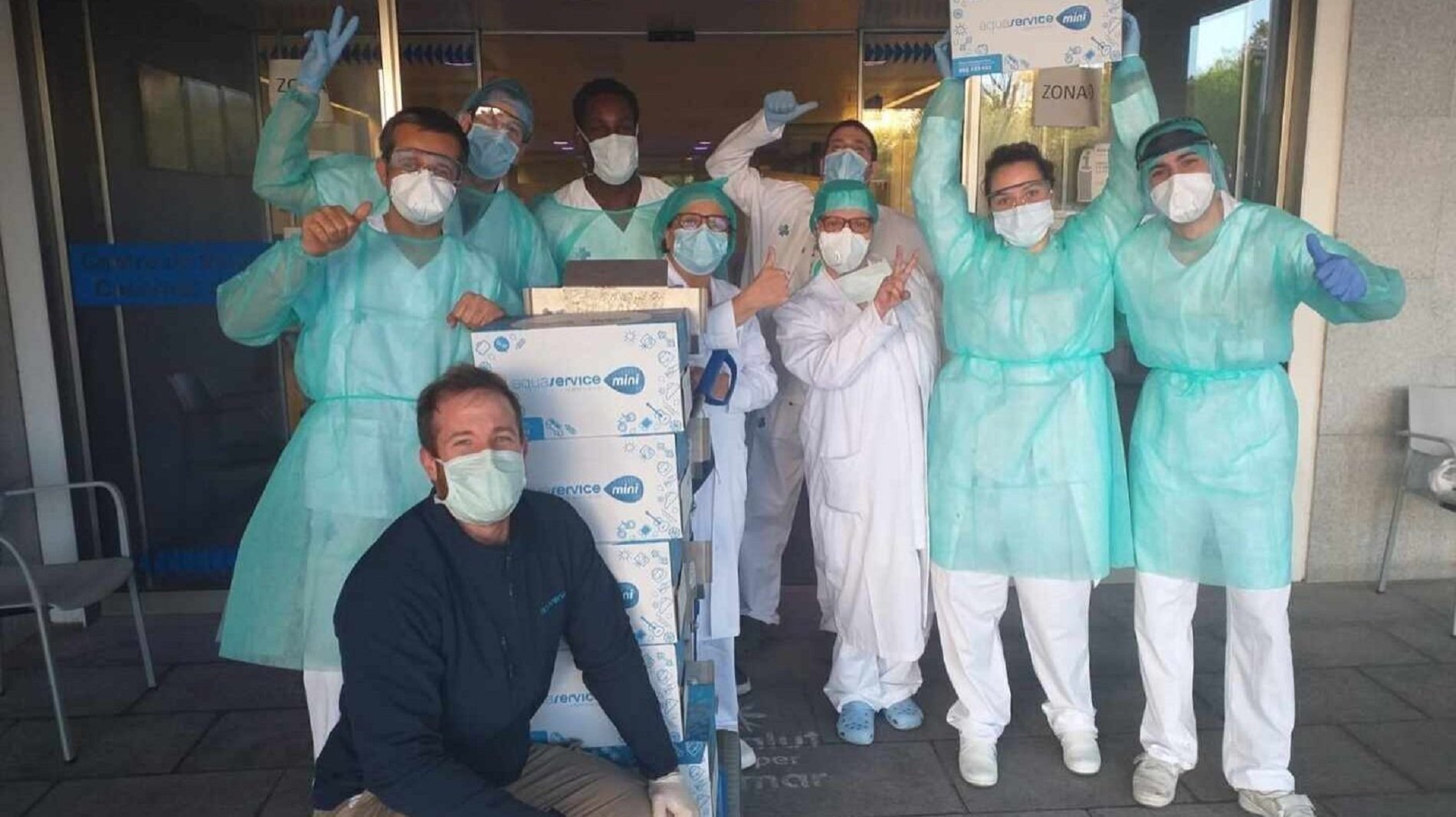 Aquaservice dona subministrament gratuït d'aigua a sanitaris de 115 centres