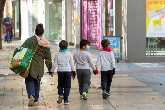 niños mascarillas calle - efe