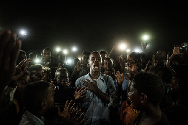 La Foto del Año para|por el World Press Photo capta a un chico recitando un poema en una protesta en el Sudán (Yasuyoshi Chiba/France-Presse)