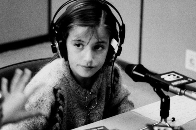 leticia haciendo radio de niña