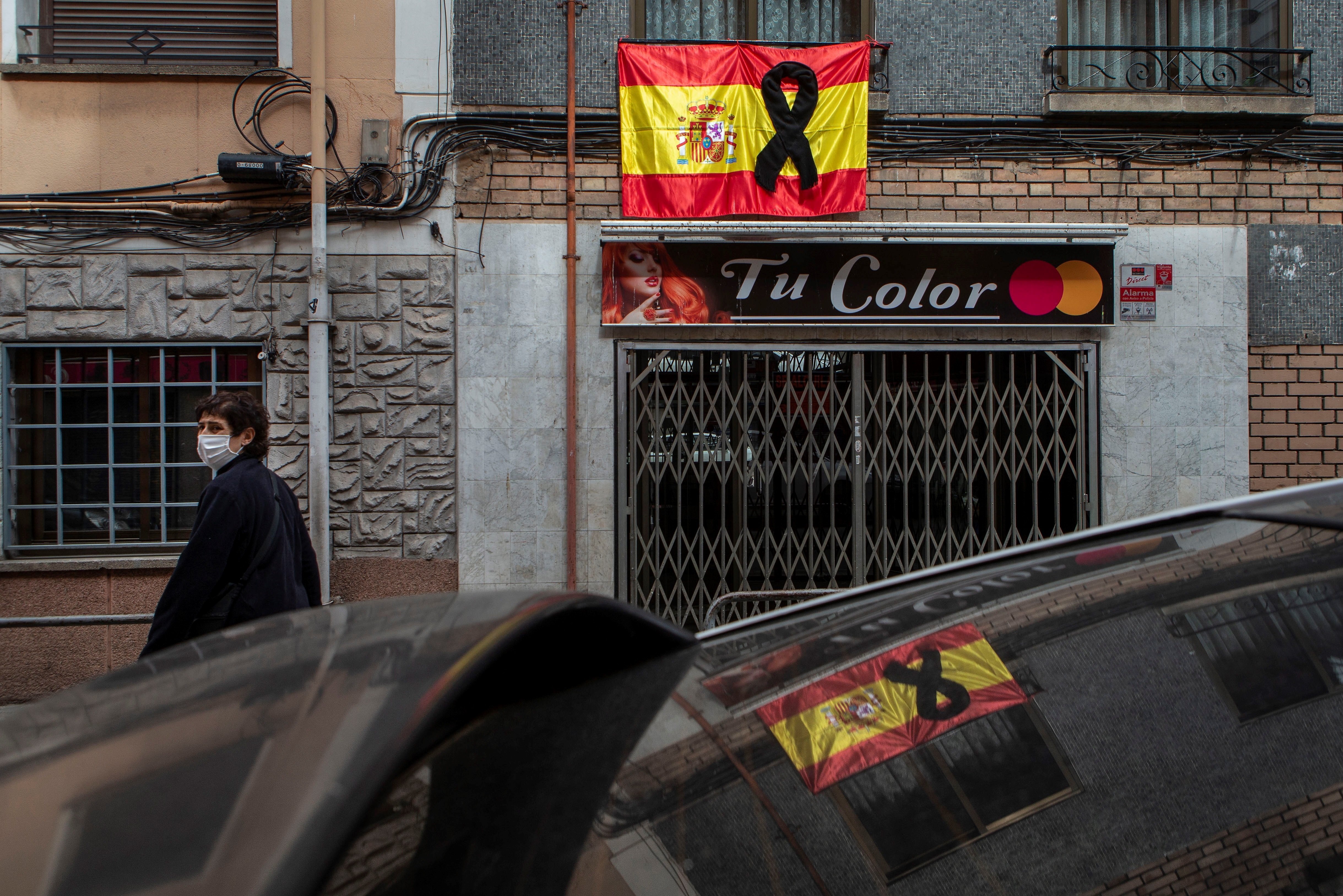 Madrid destina 12.750 euros en renovar banderas españolas de los balcones